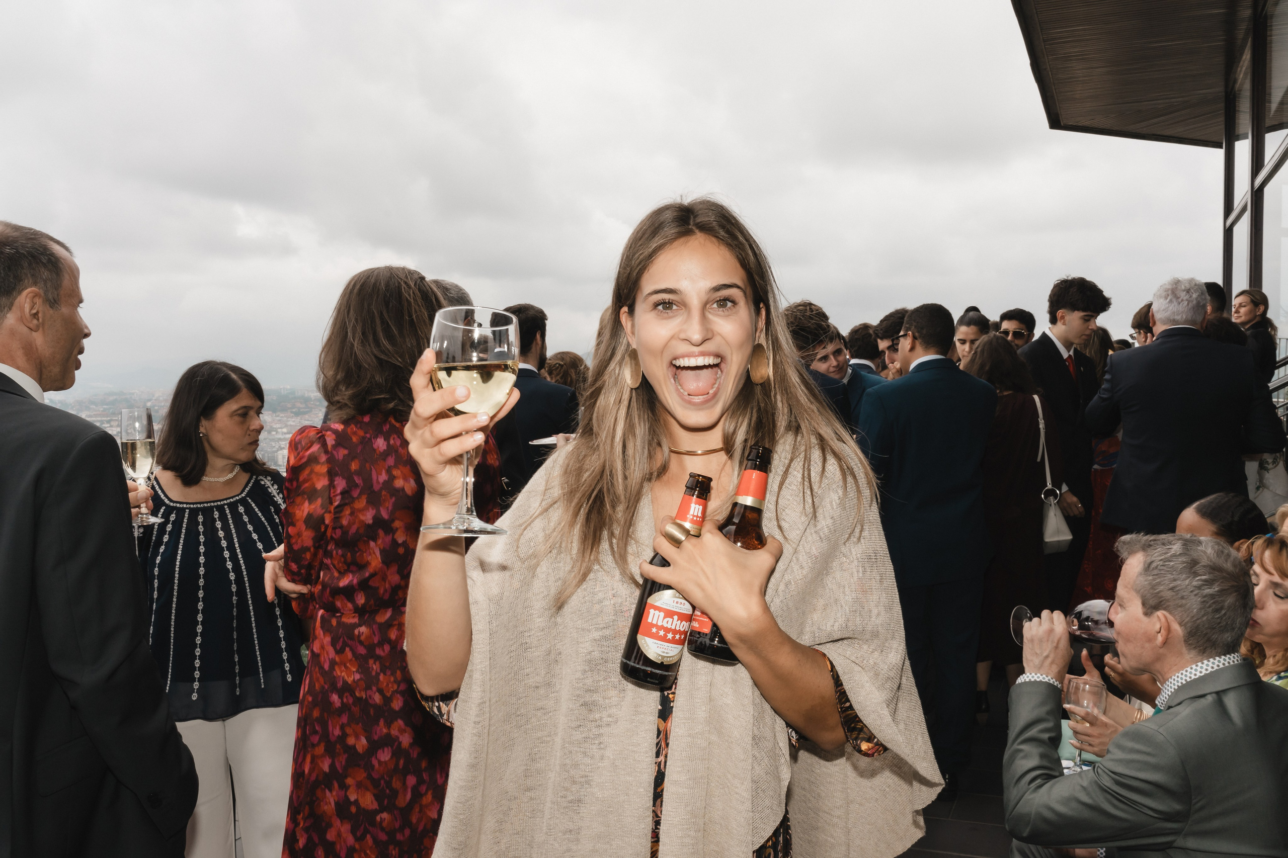 Elegancia y alegría familiar. Boda de Andrés y Lucía en San Sebastián. Holigood foto y video reportaje de bodas en San Sebastián y Europa