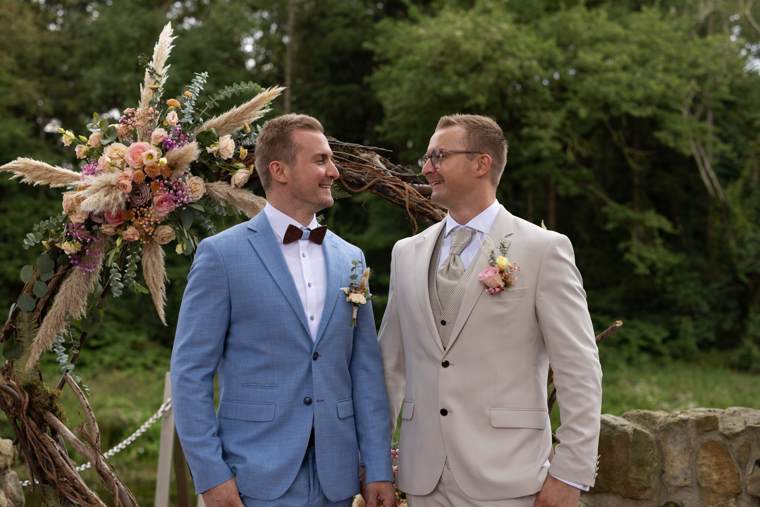 Lächelndes Brautpaar Yvonne und Denis bei der freien Trauung im Artland Kotten, Quakenbrück, mit einer wunderschönen Naturkulisse.“