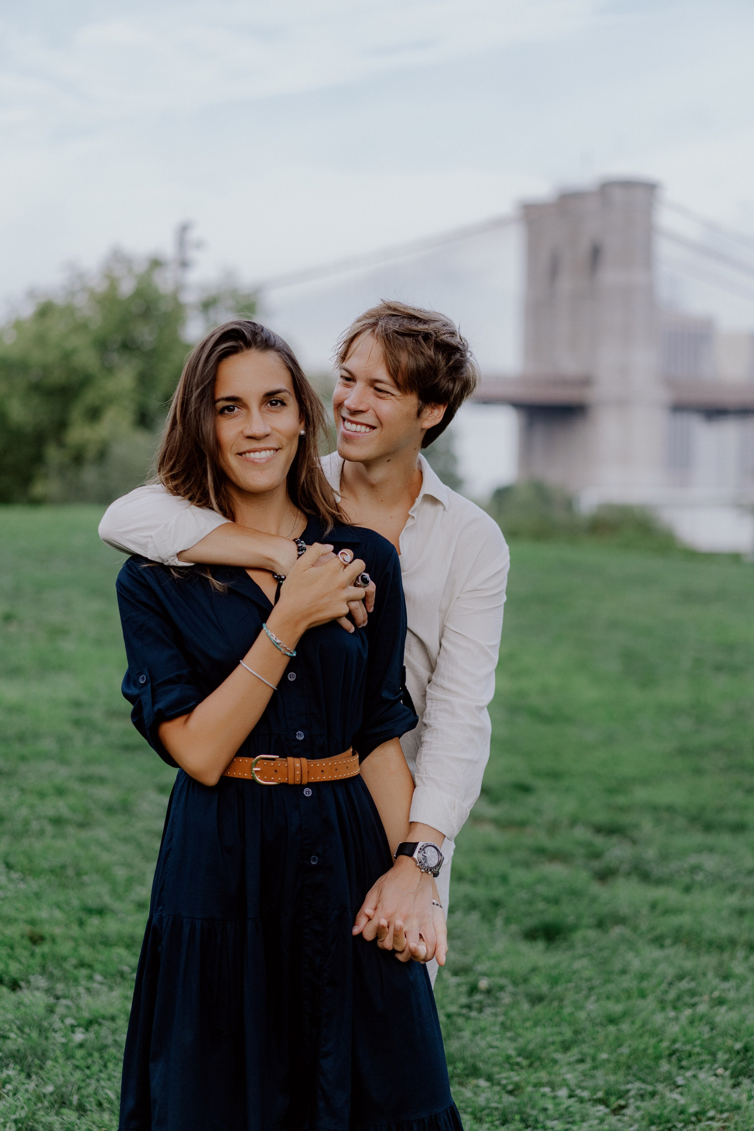 Couple in Dumbo and on the Brooklyn Bridge. Videographer and photographer in New York // MAKAROV.VIDEO