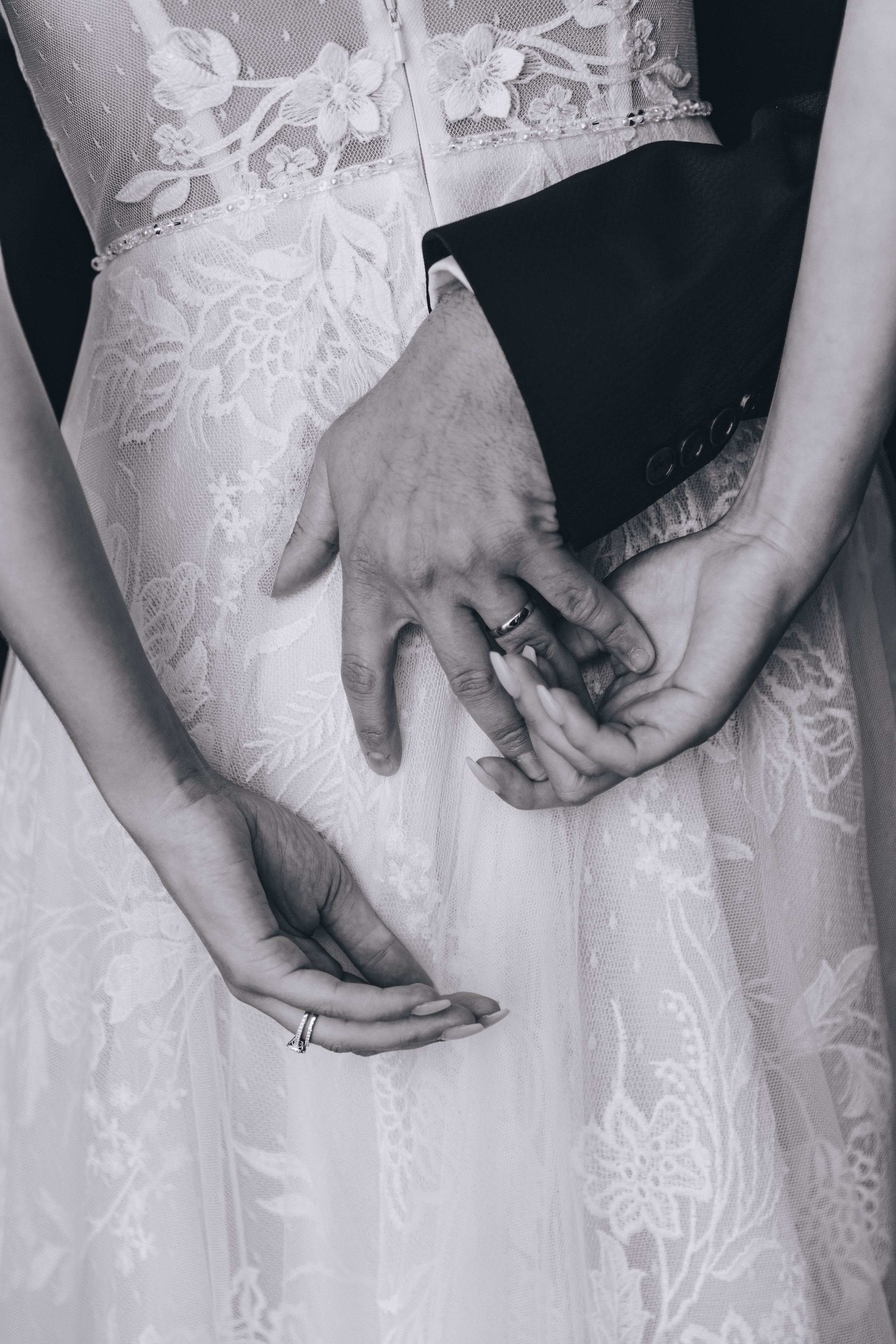 Die Braut hält die Hand des Bräutigams.