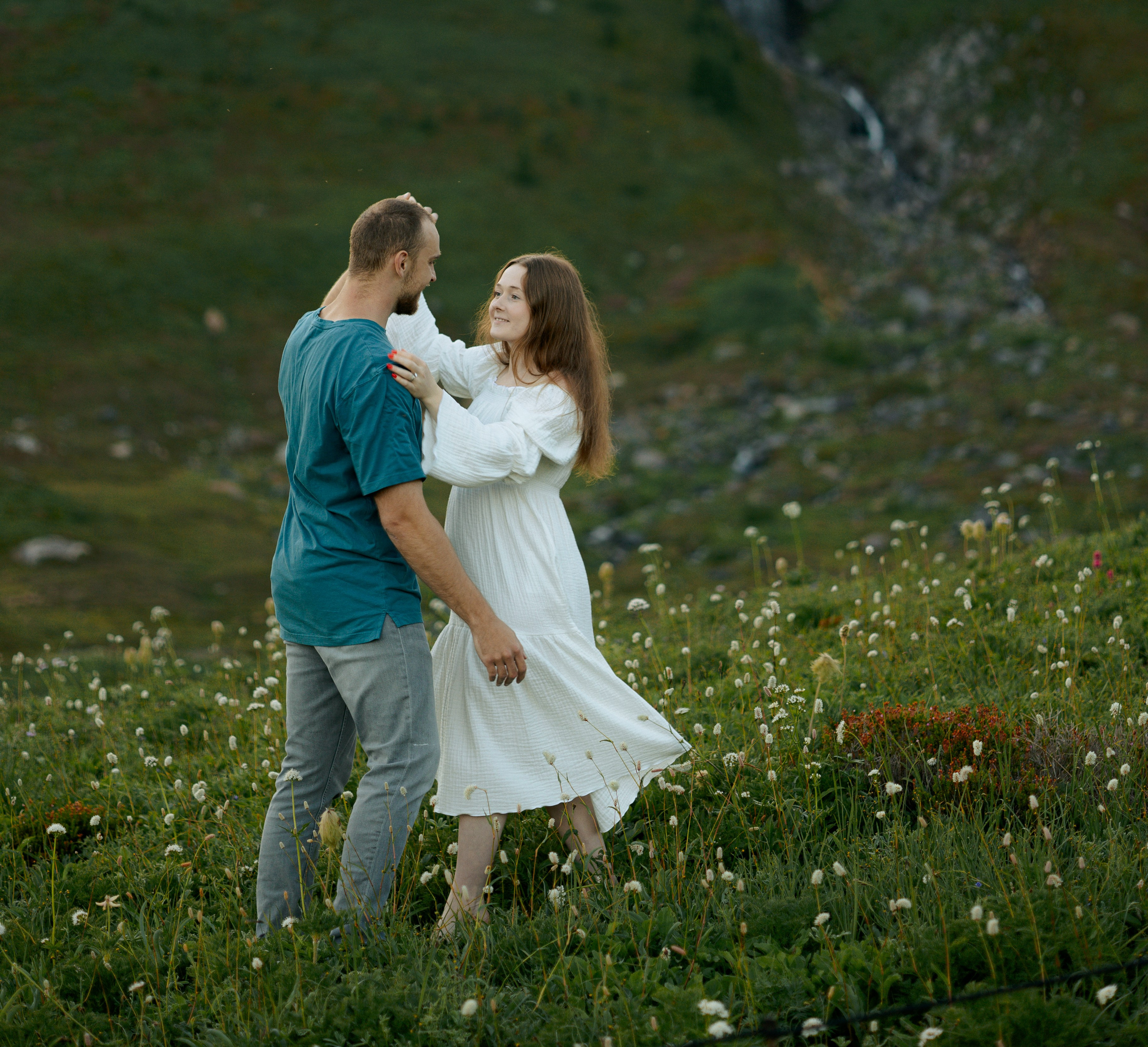 Embrace of Wildflowers. Family photographer Oregon — Washington
