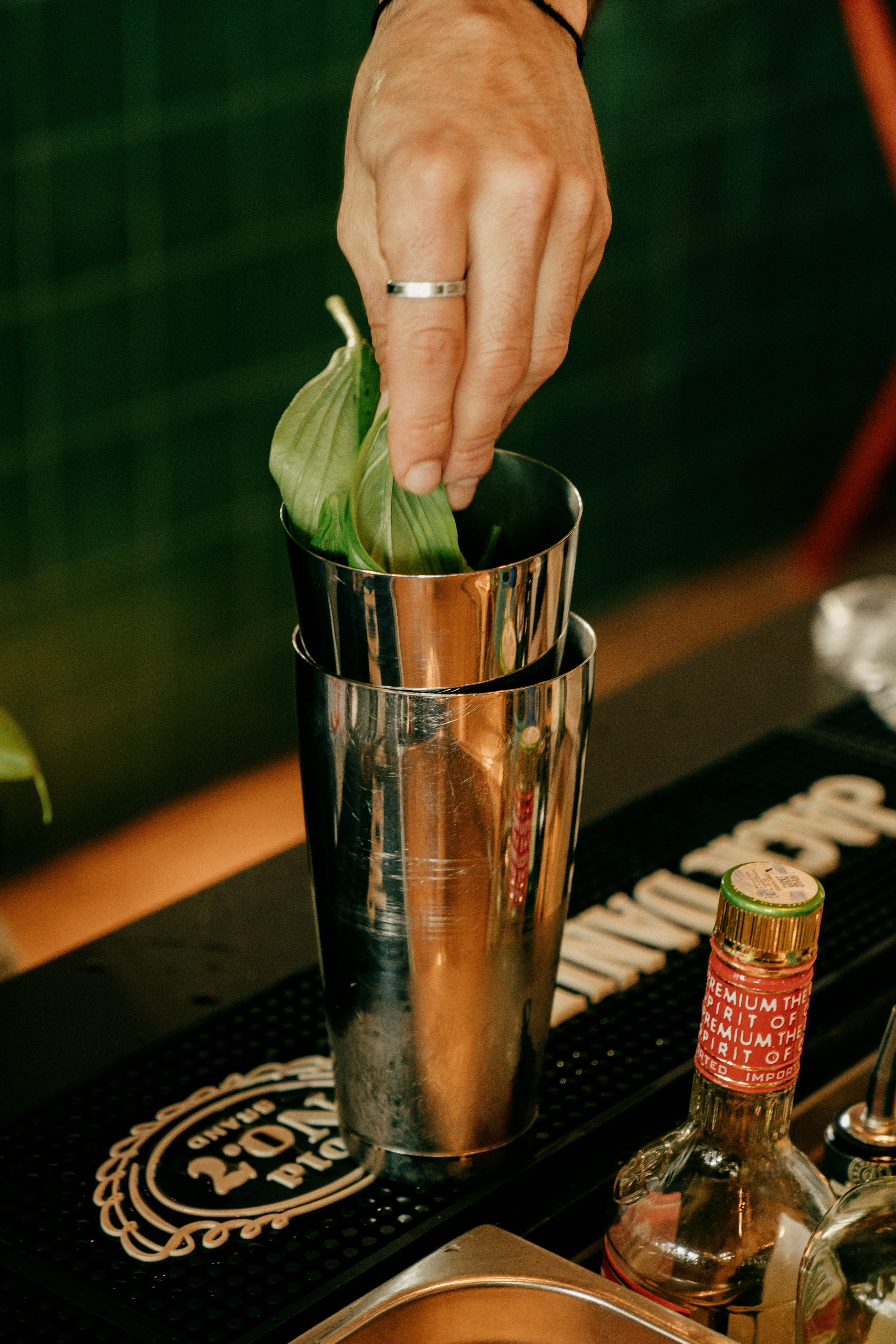Vista de la fachada del restaurante superlocal de Barcelona con luces de Navidad.