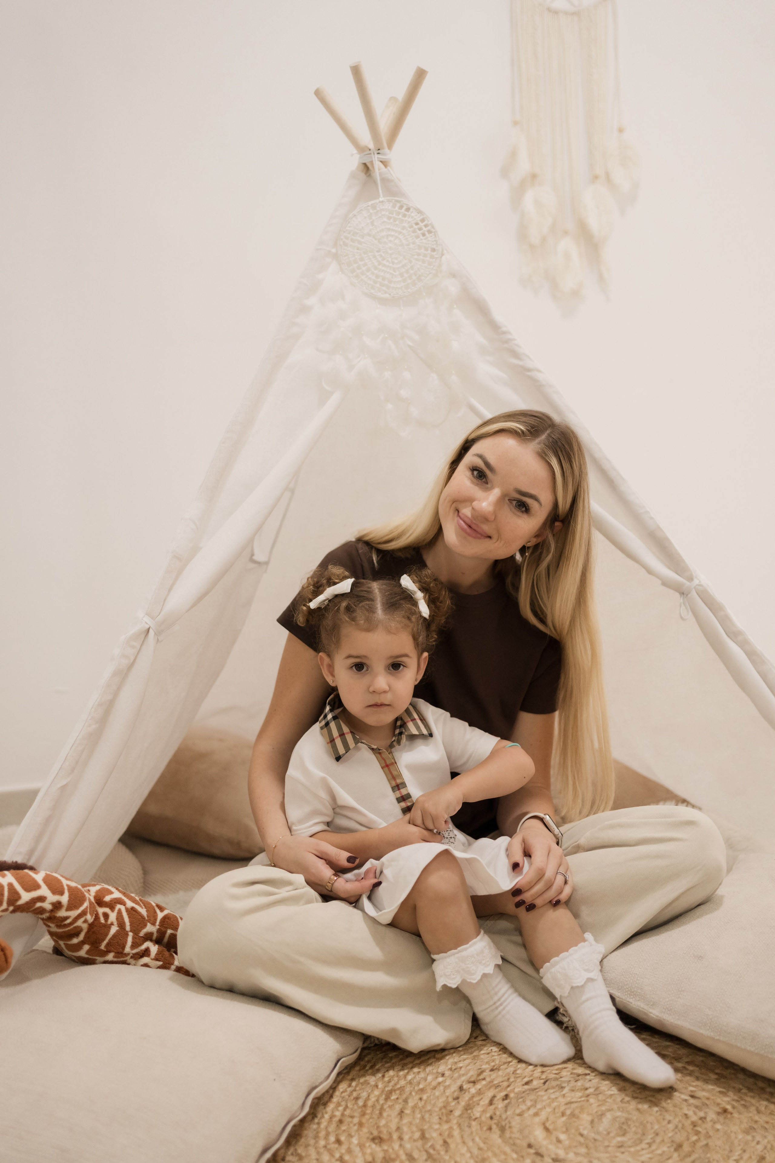 Home studio session — fun and giggles!. Angela Iakovleva — Family Photographer in Dubai