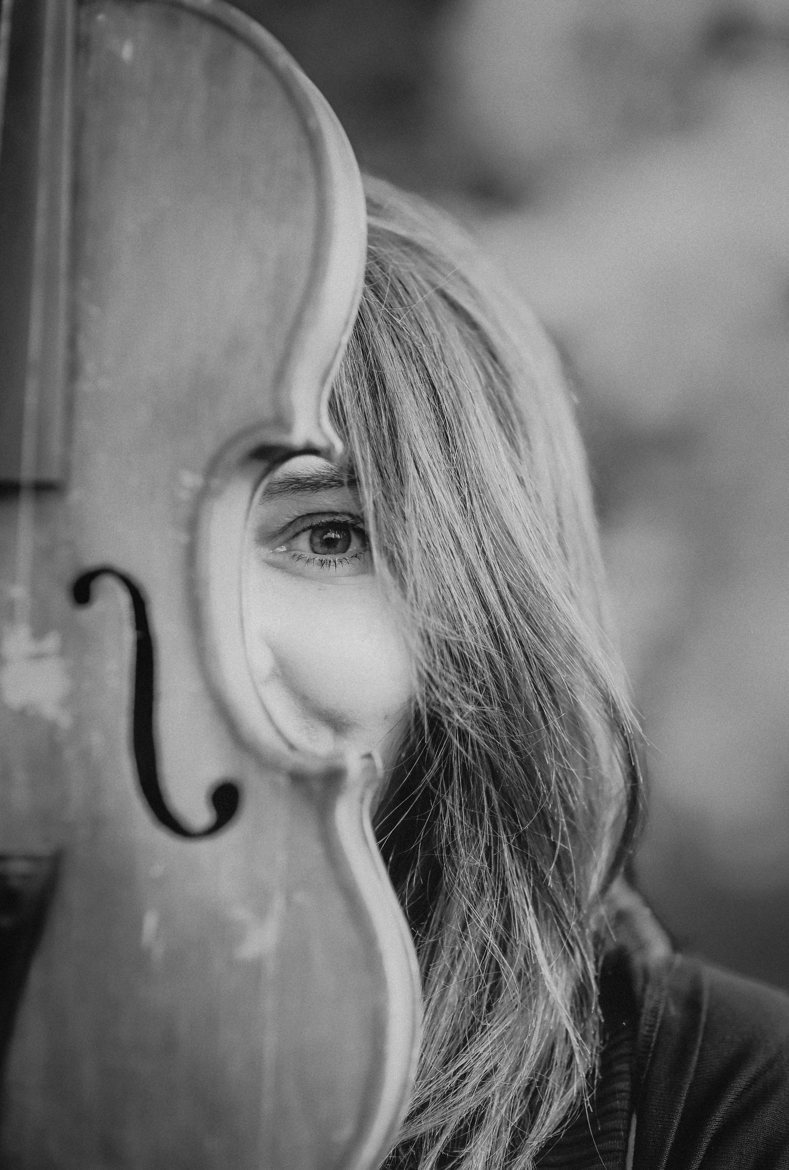 Fotoshooting eineр Geigerin beim Spielen im Freien. Schwarz-weiß Fotografie in Münster. Fotografin Viktoria Roschen