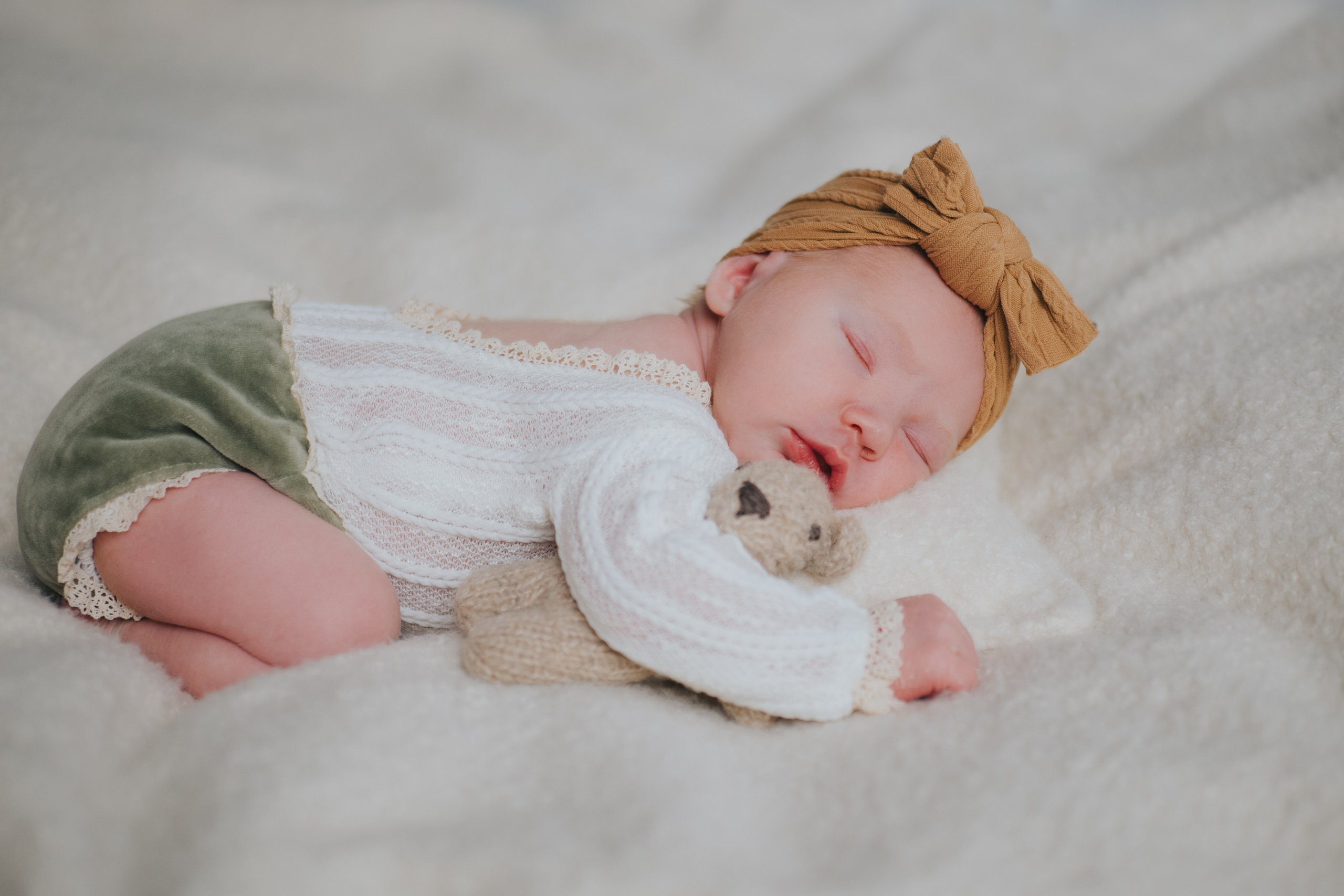 Minimalist Newborn Sessions: Natural Light, Simple Wraps, and Why Less Really Is More. Mimosa Studios — Photographe Portrait à Montréal - Portrait Photographer in Montreal