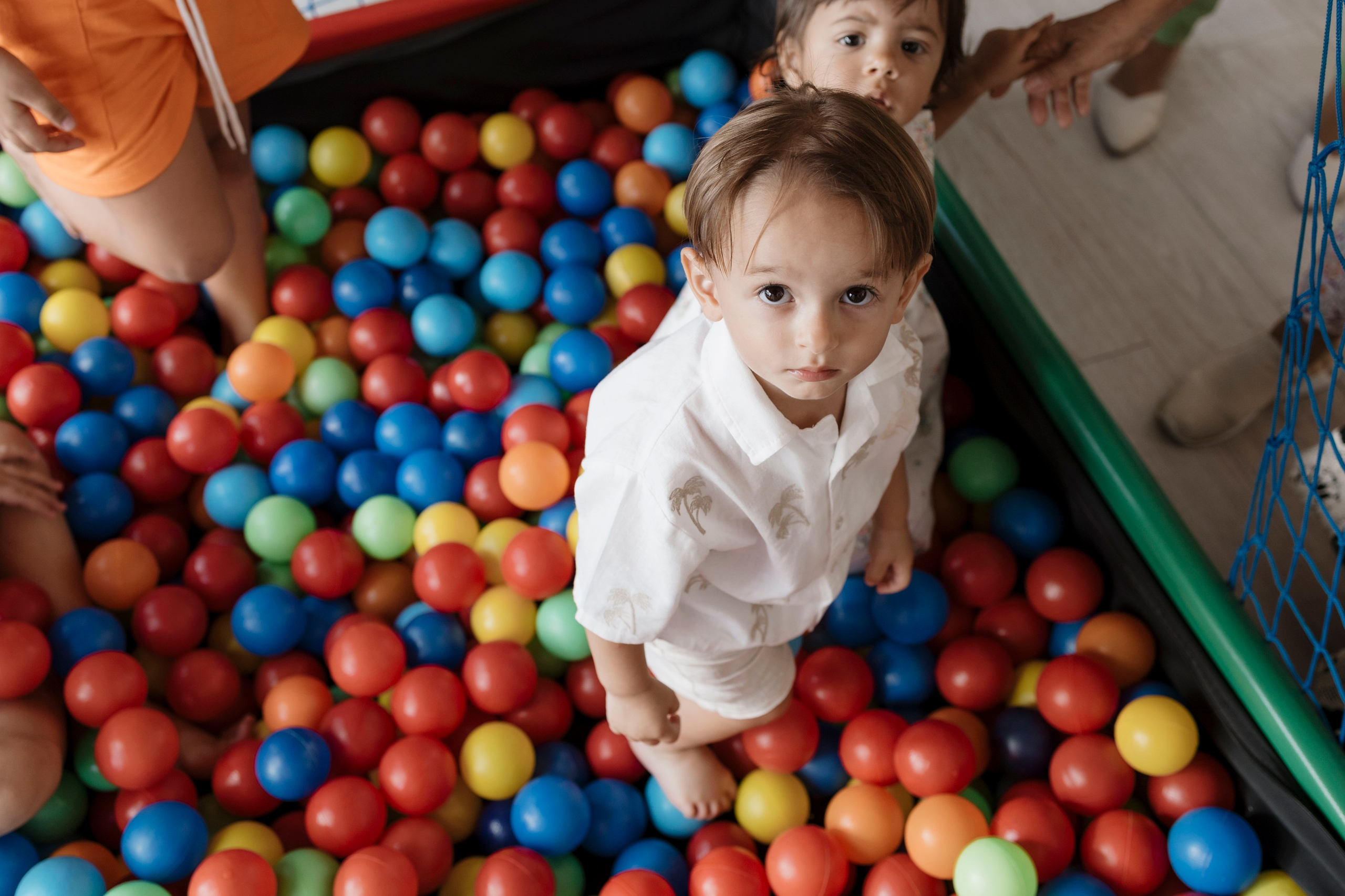 Aniversariante de 2 anos brincando em piscina de bolinhas