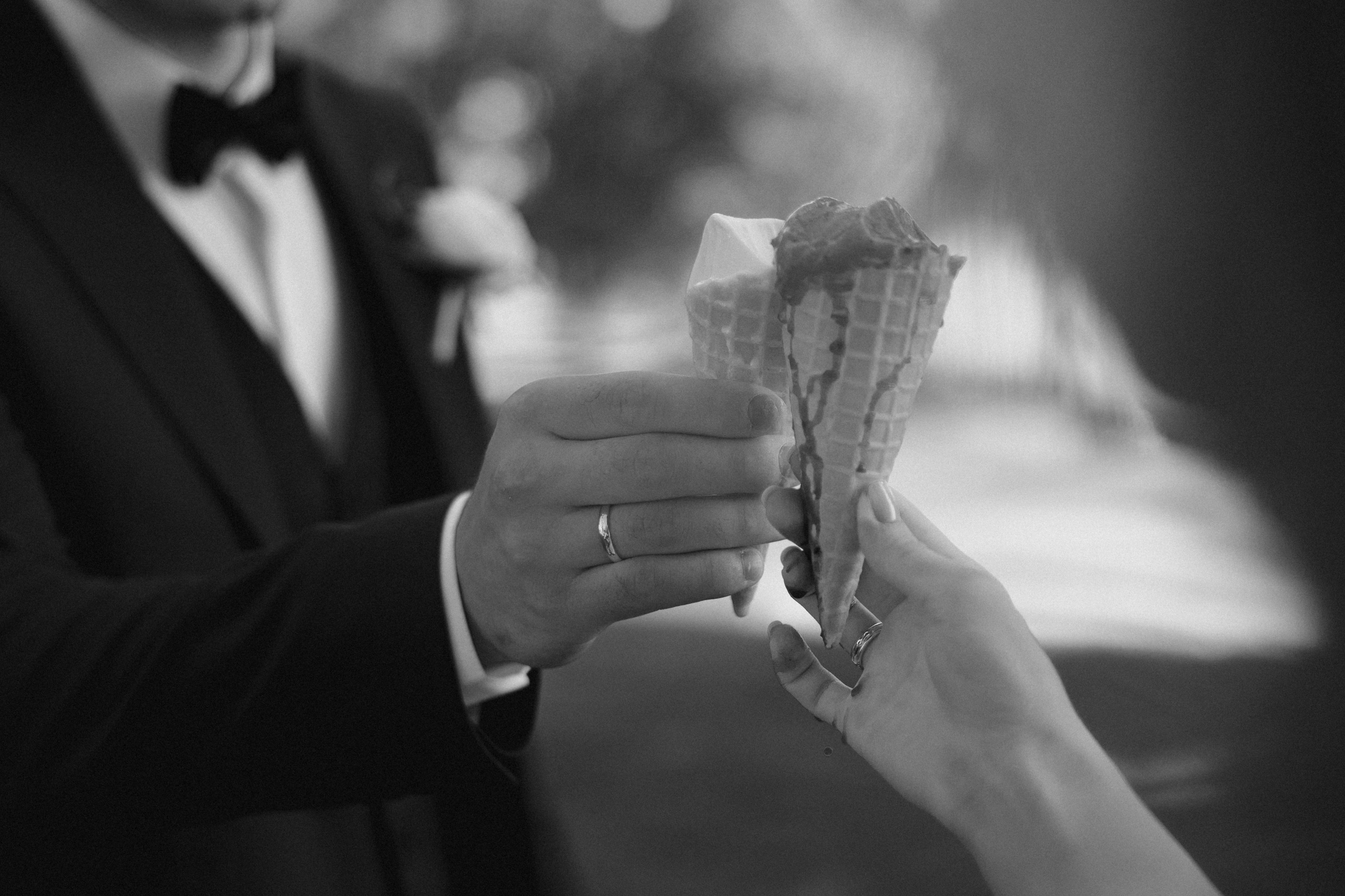 Contact. Framed by Evelina | Vestuvių fotografė