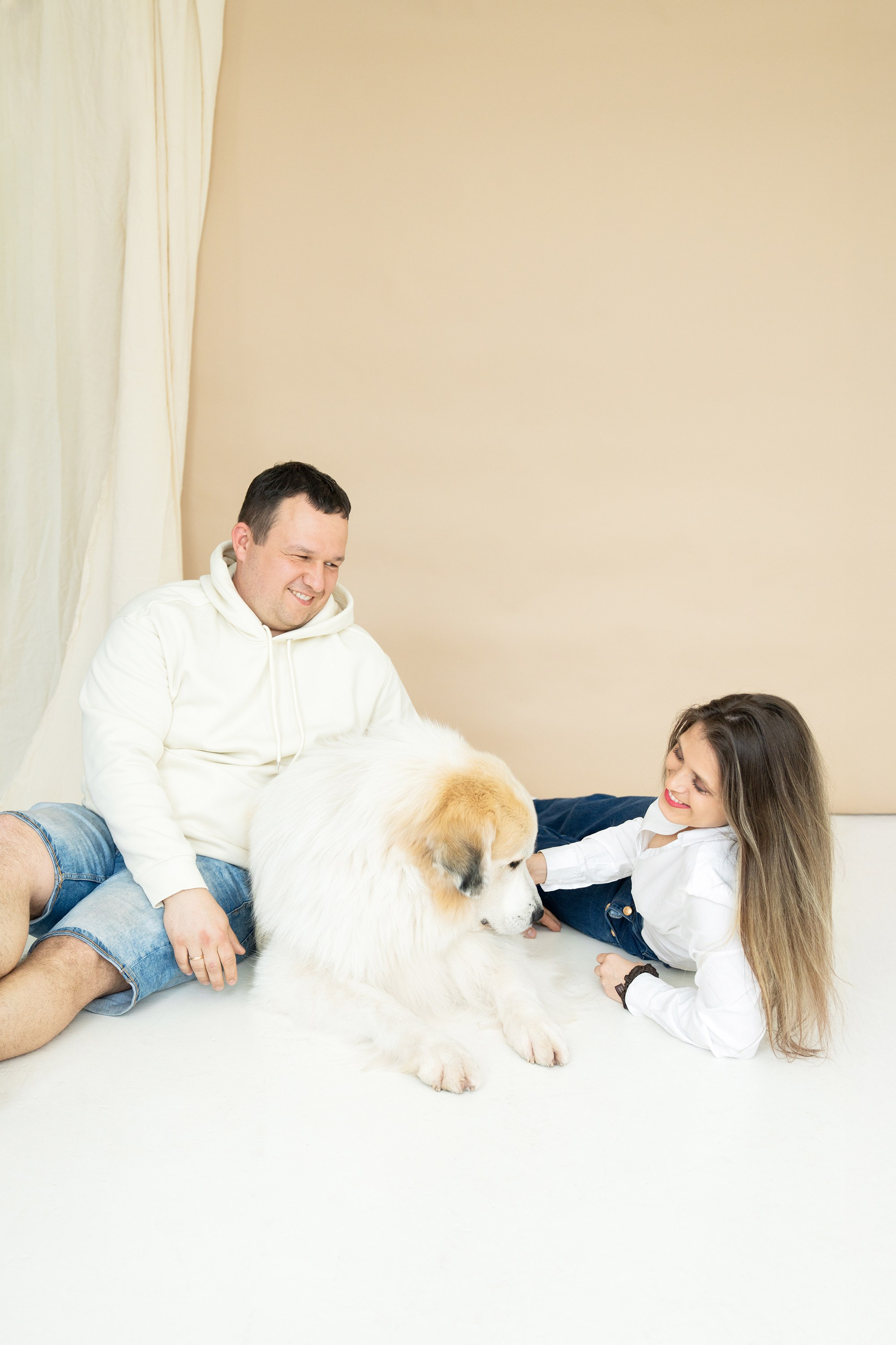 Poros ir jų šuns fotosesija studijoje Vilniuje. Vita Klimaševska ○ Fluffy Soulmate Photography