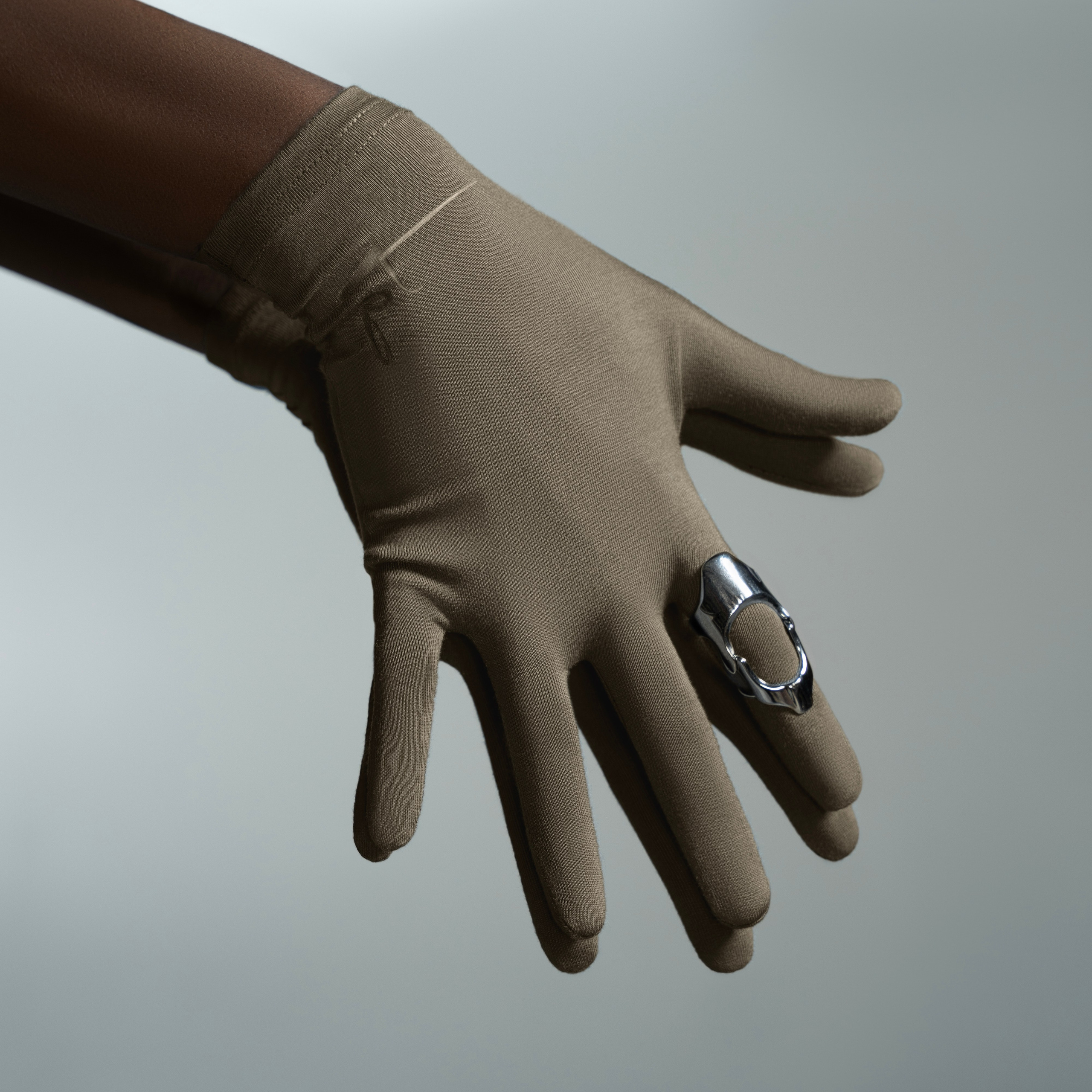 KALMTHREAD organic Gloves. Hanna Asaulova — Fashion Photographer in Vilnius | Professional Fashion Photography