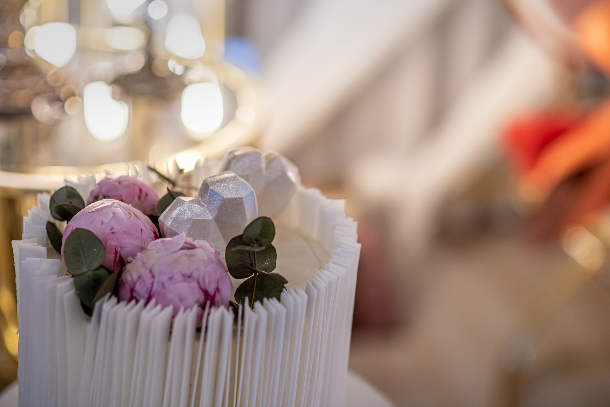 Белый торт с розовыми цветами для молодожёнов