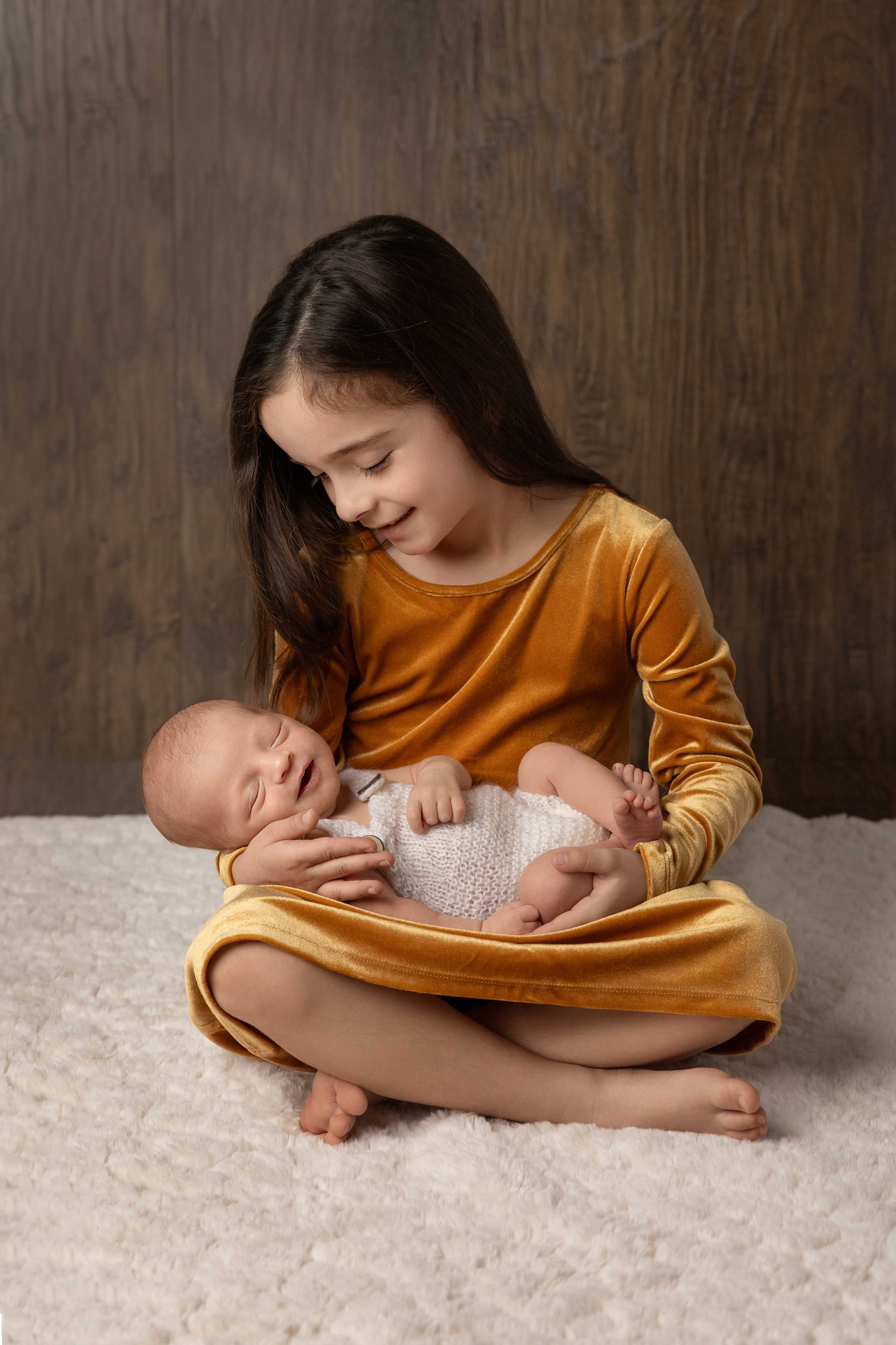 newborn with siblings, sister and little brother