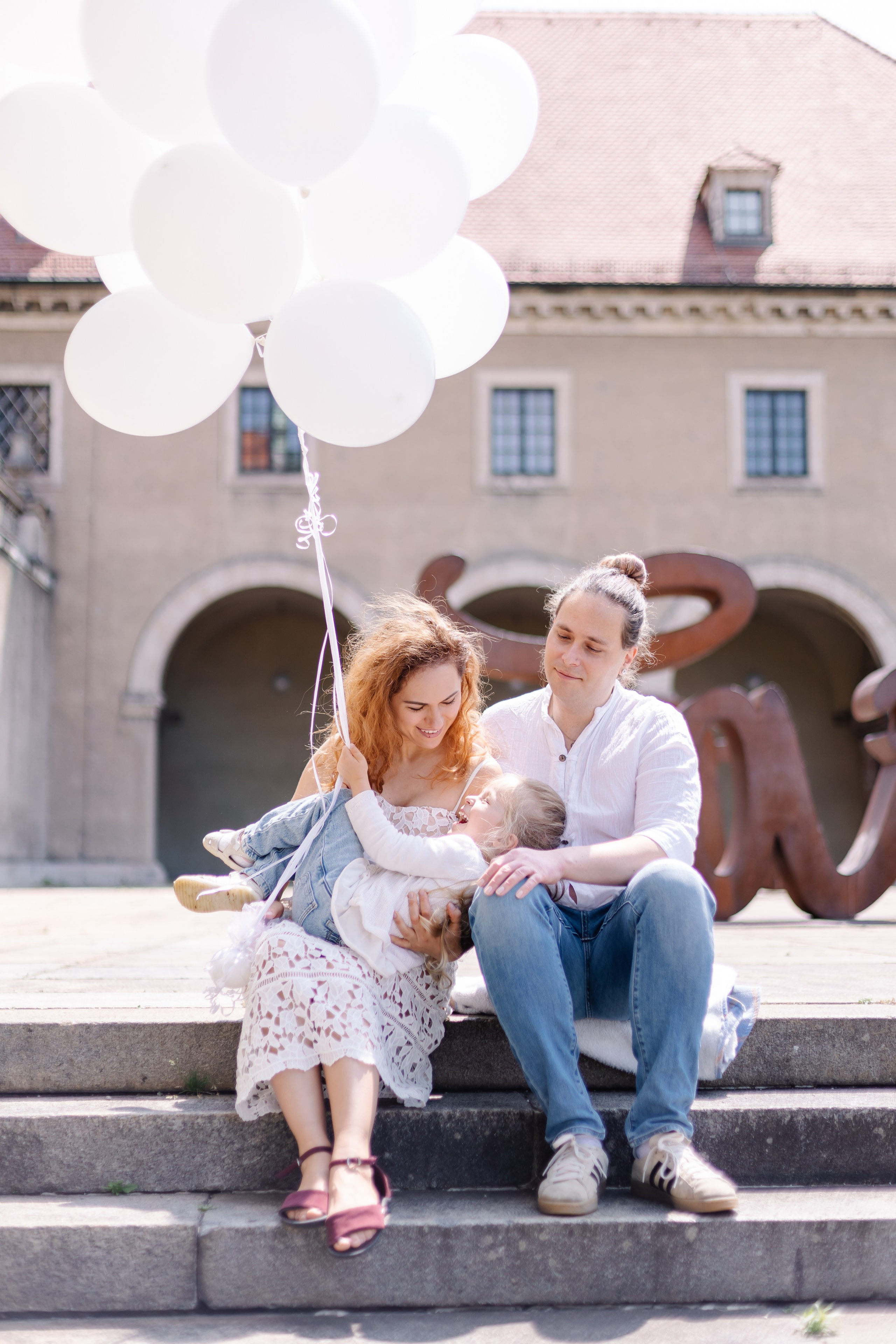 Fotominis mit weißen Luftballons im Herzen Münchens. Familien- und Kinderfotografin Katerina Vlasenko, München