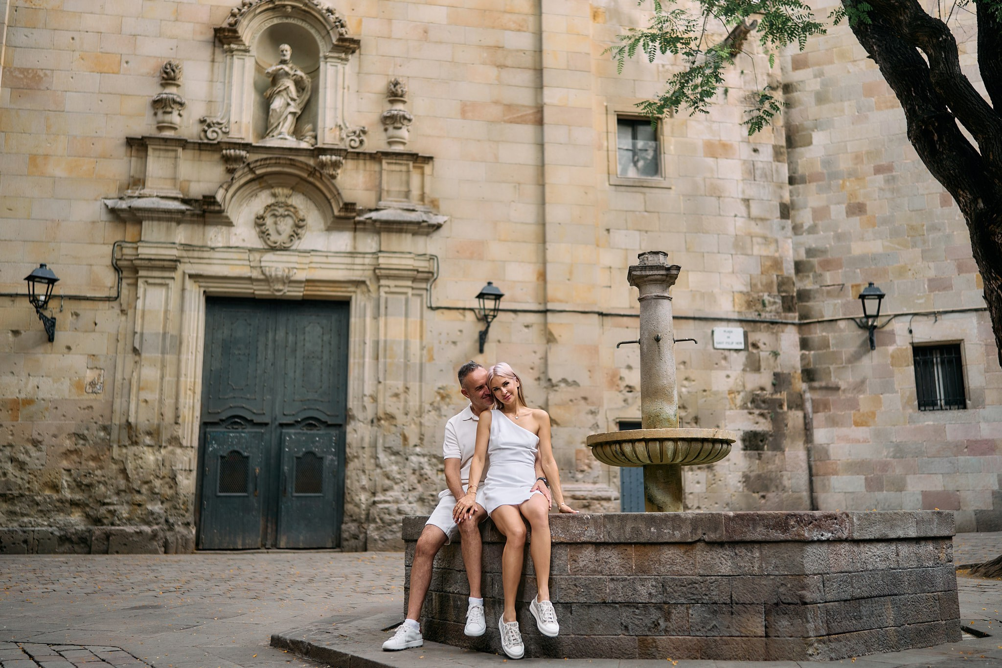 Description of the Old City location for a  love-story or individual photo shoot in Barcelona, examples of photos taken at this photo spot. POSTCARD.BCN Photographer Kate in Barcelona. Love-story, family or individual photo shoots