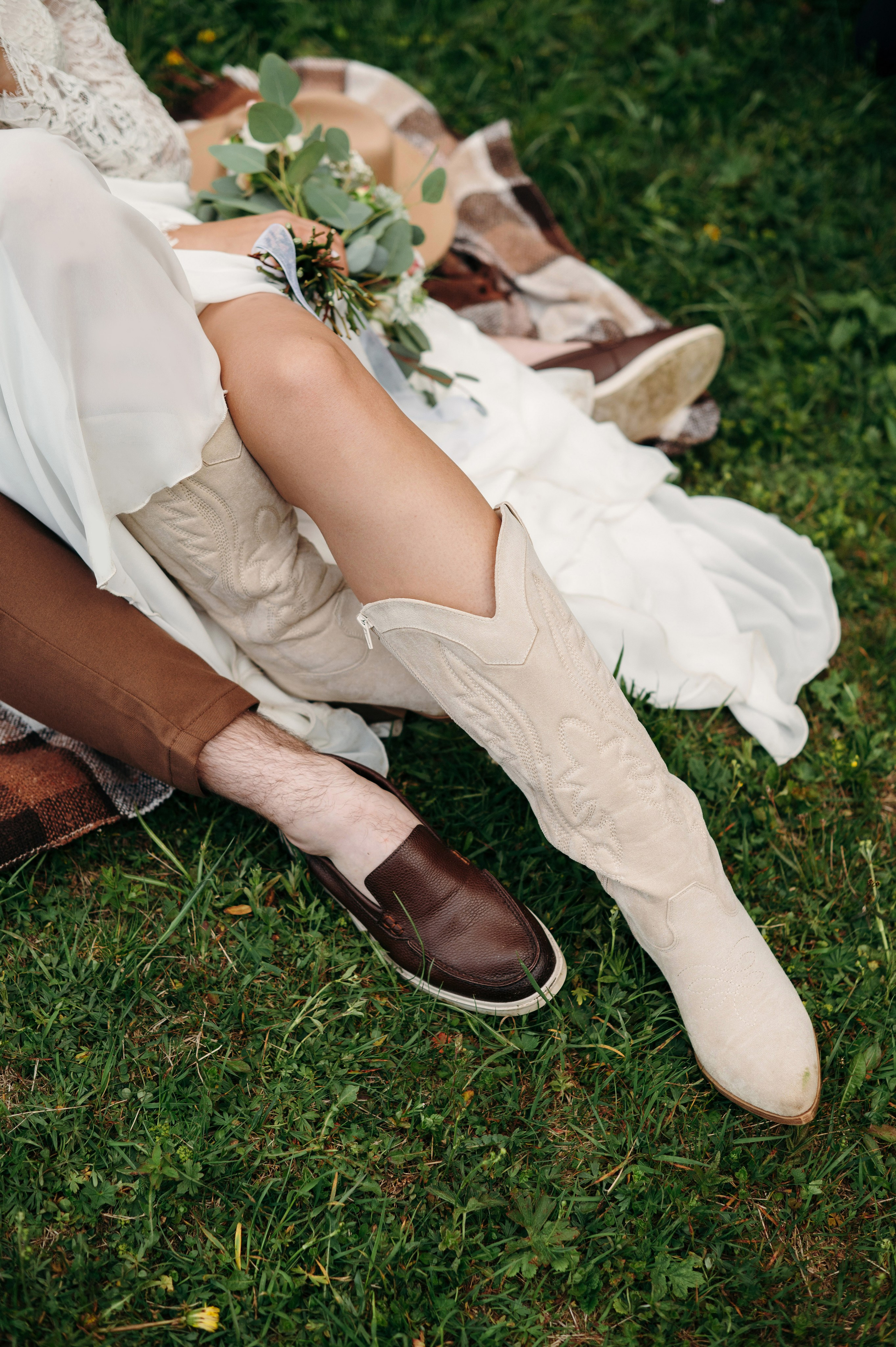 Hochzeitsfotoshooting in den Bergen | Natürliche & Romantische Hochzeitsbilder