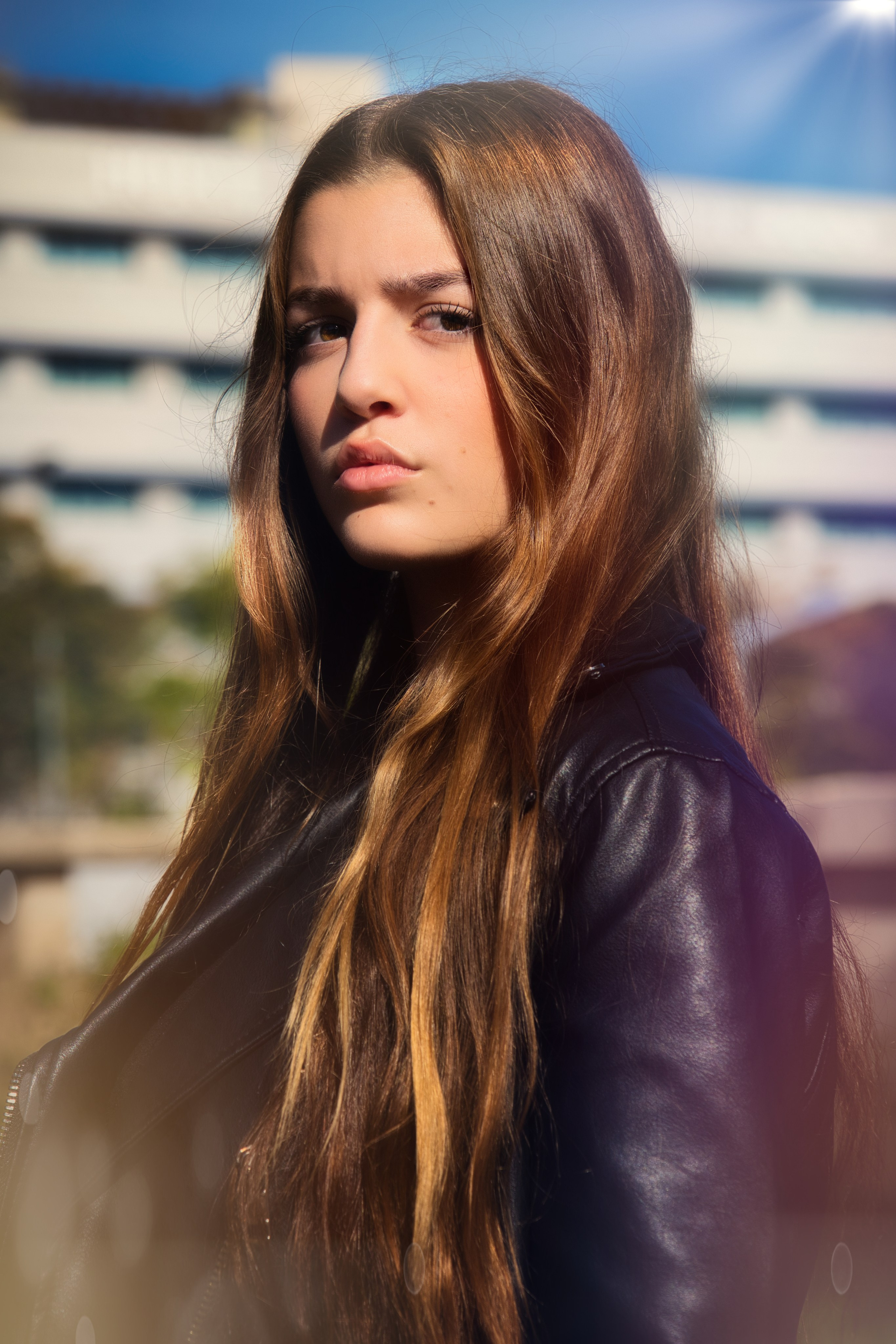 Retrato artístico en exteriores capturado con estilo profesional.