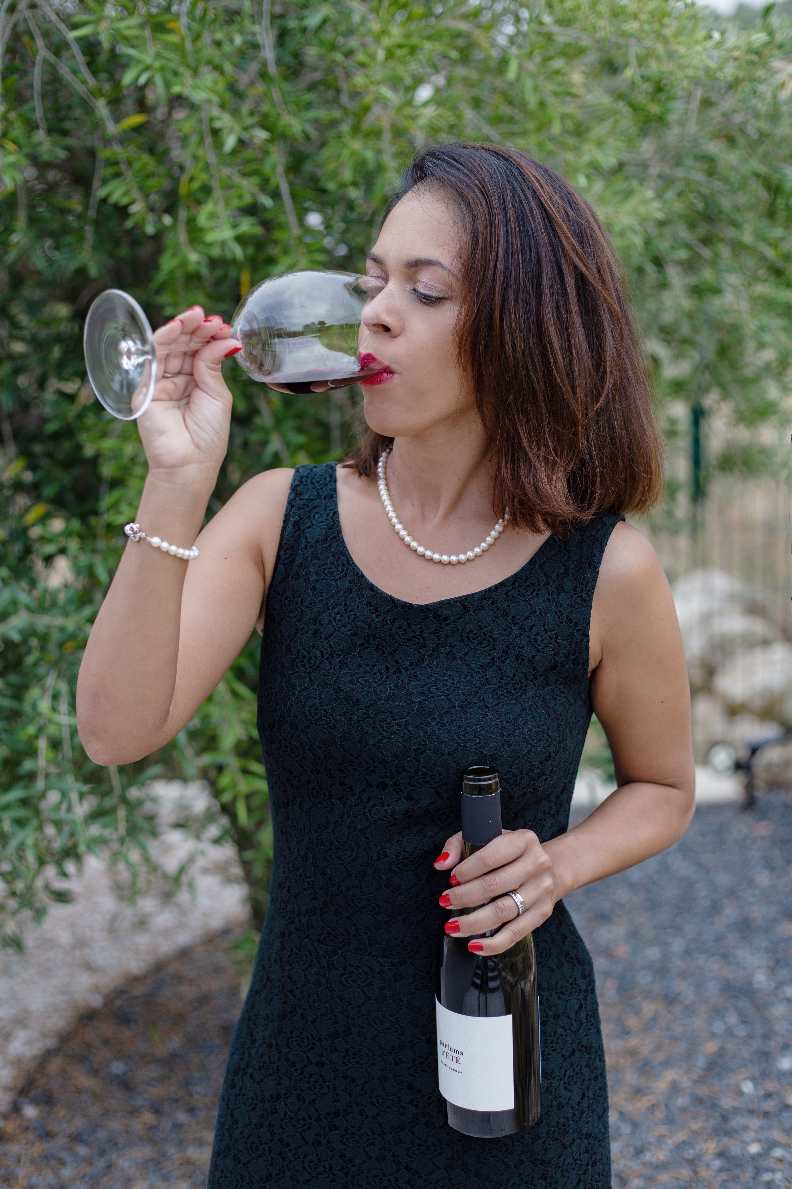 Photographe pour sommelière – Séance photo professionnelle pour entreprise. Photographe professionnelle à Poitiers, Tours et Châtellerault | Studio photo entre Poitiers et Tours – portraits, familles, entreprises, ma