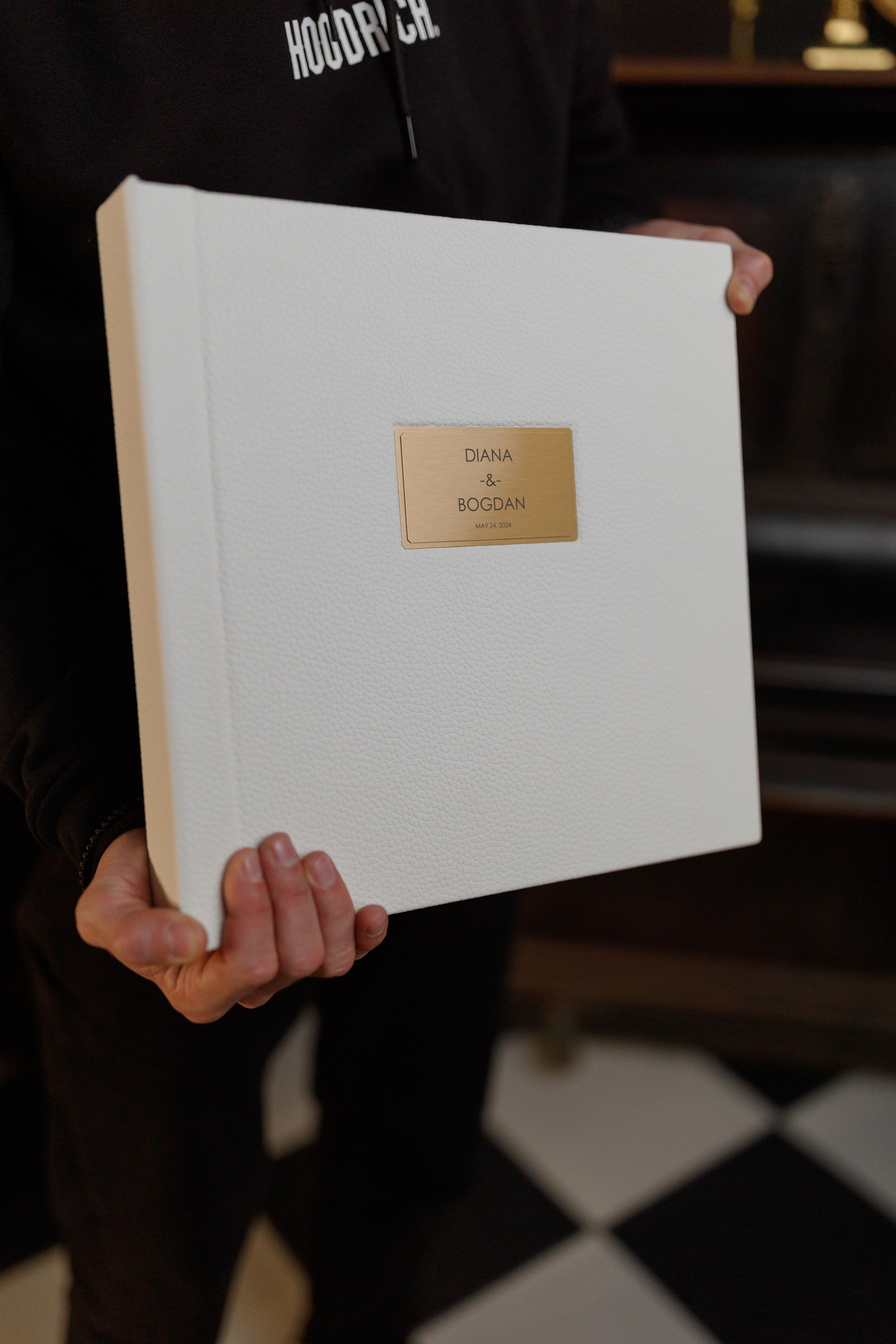 Albume de Nuntă cu Copertă din Eco-Piele Albă –  Eleganță, Lumină și Emoție. Scarlat Photography