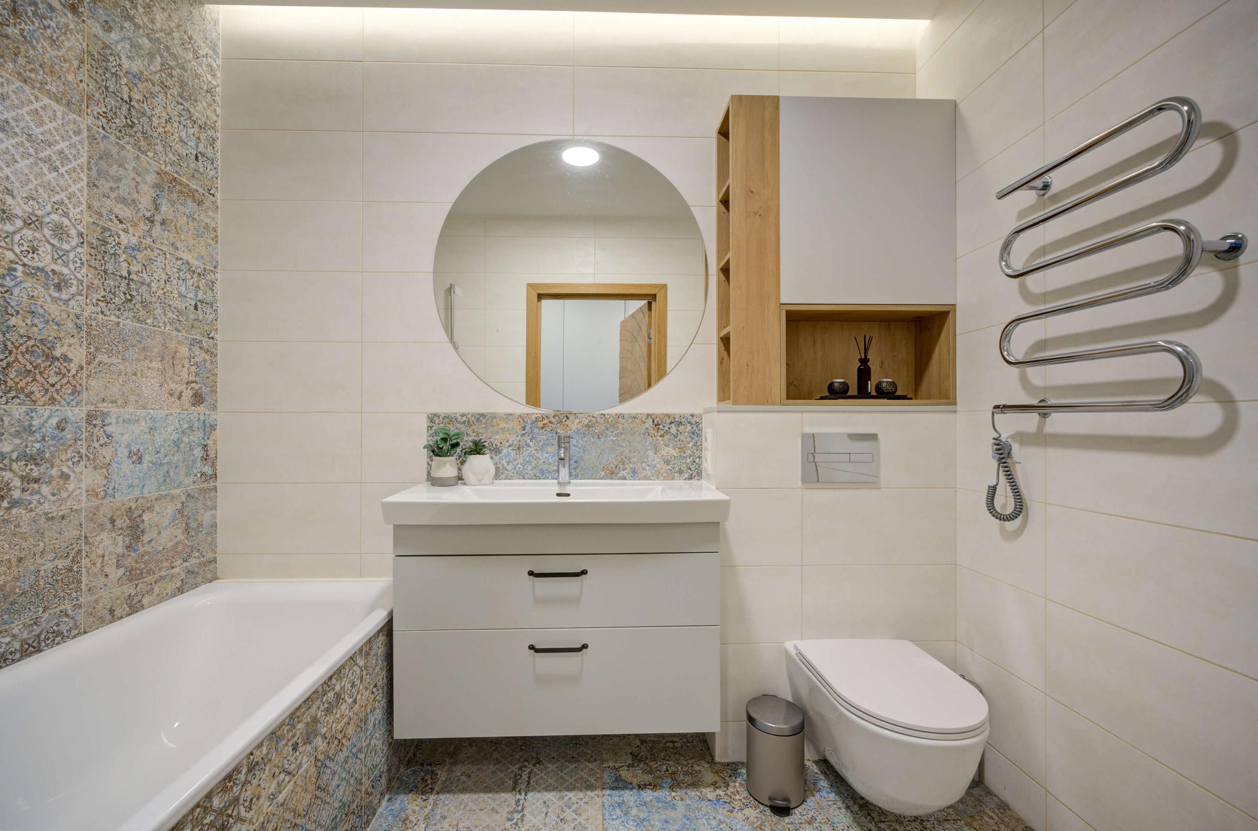 Moderni vonios kambario oazė: lietaus dušas, juodas matinis maišytuvas, tikra medžio spintelė ir šildomos grindys – prabanga, kuri verkia „nusipirk mane“