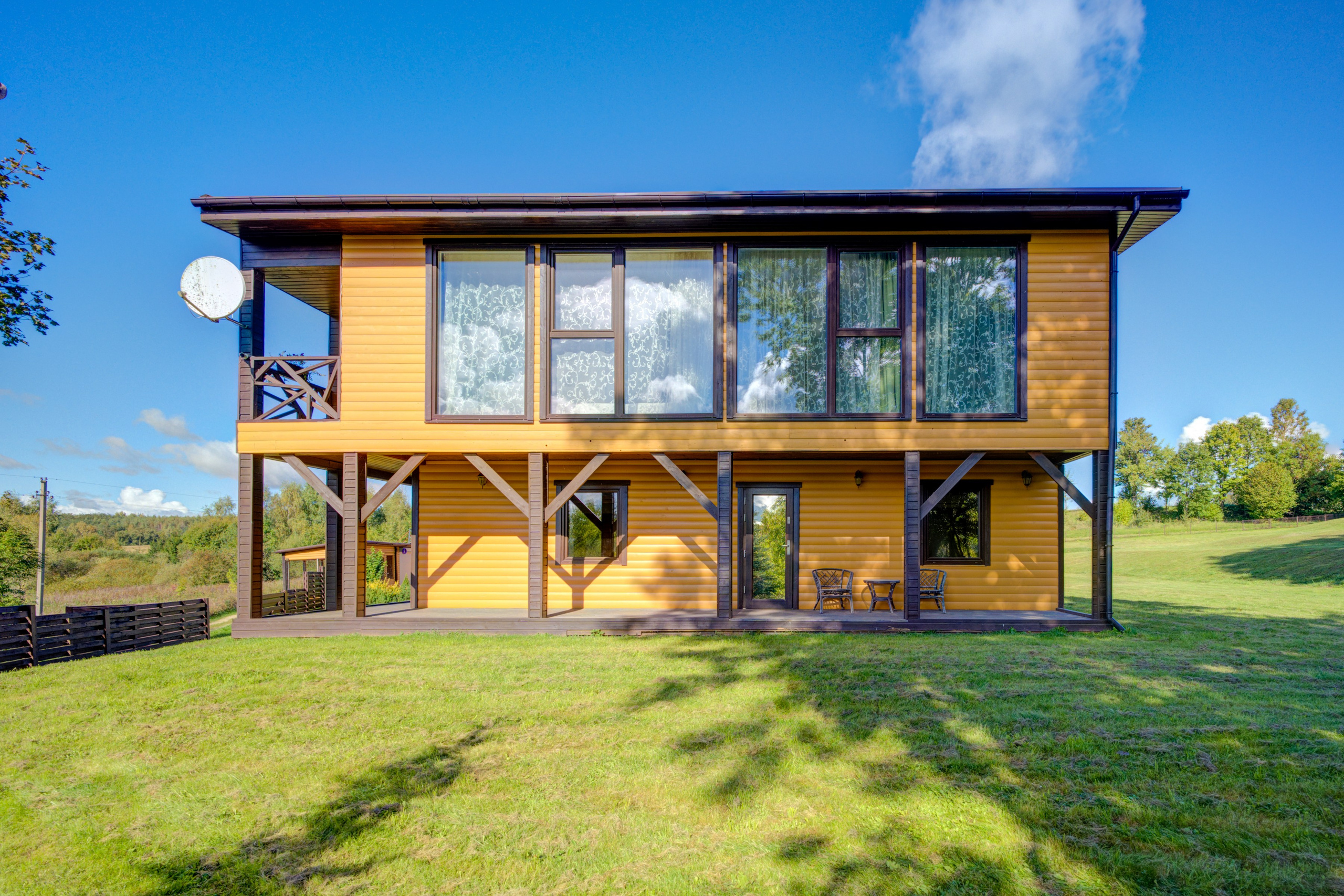 Sadyba Vinliaus r. prie ežero. Elina Sapiega fotografė Vilniuje