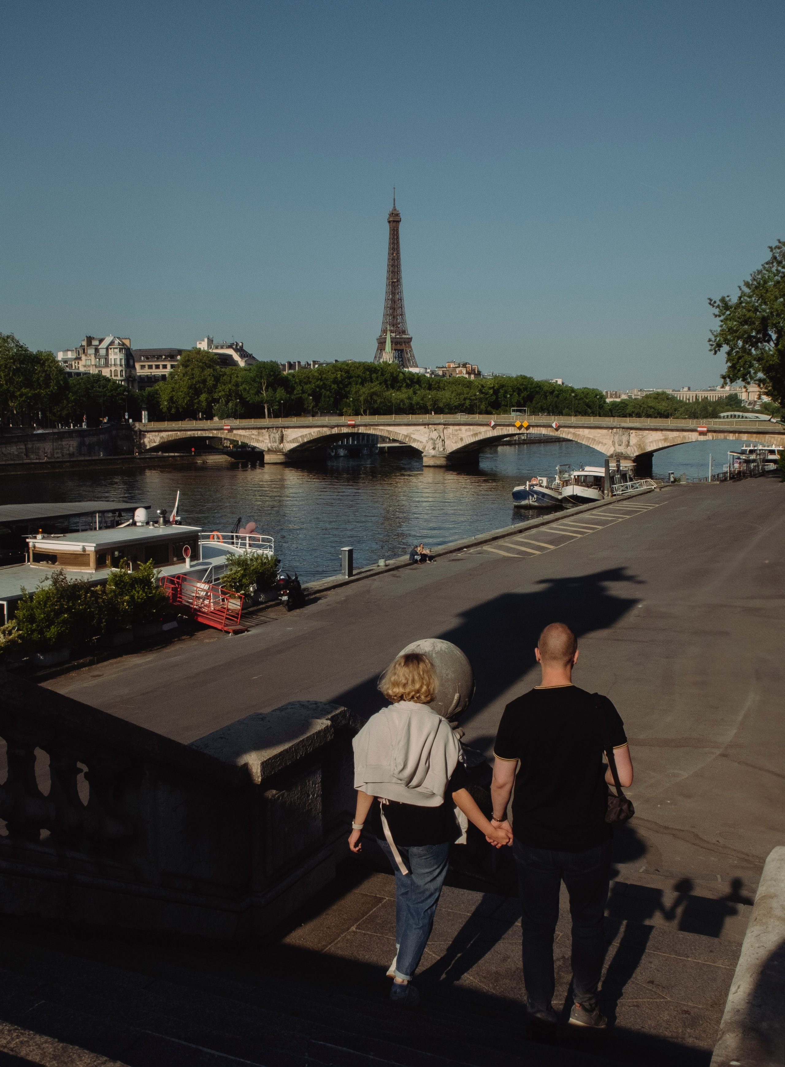 Couple photoshoot near the Louvre. Paris photographer — Polina Osipova