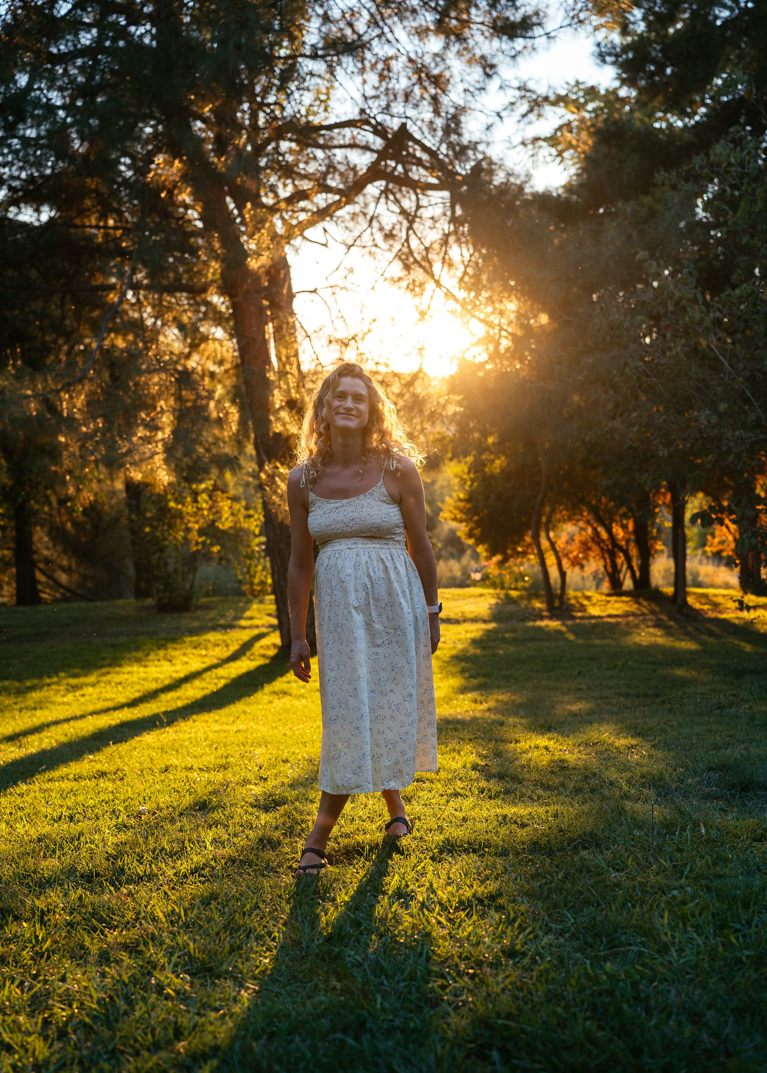 Candid pregnancy photoshoot in the park. Photographer in Madrid, Spain. Alyona Belyaninova