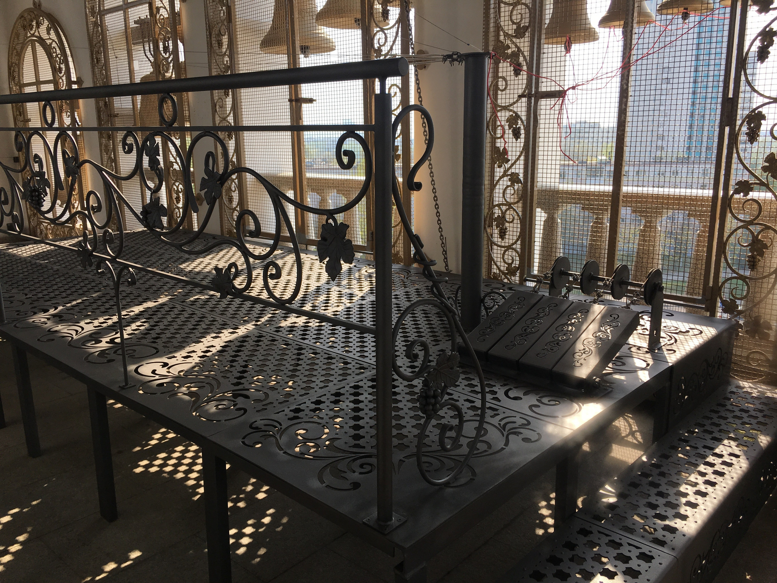 Подиум для звонаря с комплектом роликов и педалей колокольни Храма-памятника в честь Всех Святых и в память о жертвах, спасению Отечества нашего послуживших в городе Минске Минской Епархии Белорусской Православной Церкви. 2019 г. Сталь, художественная ковка, лазерная резка, сварка