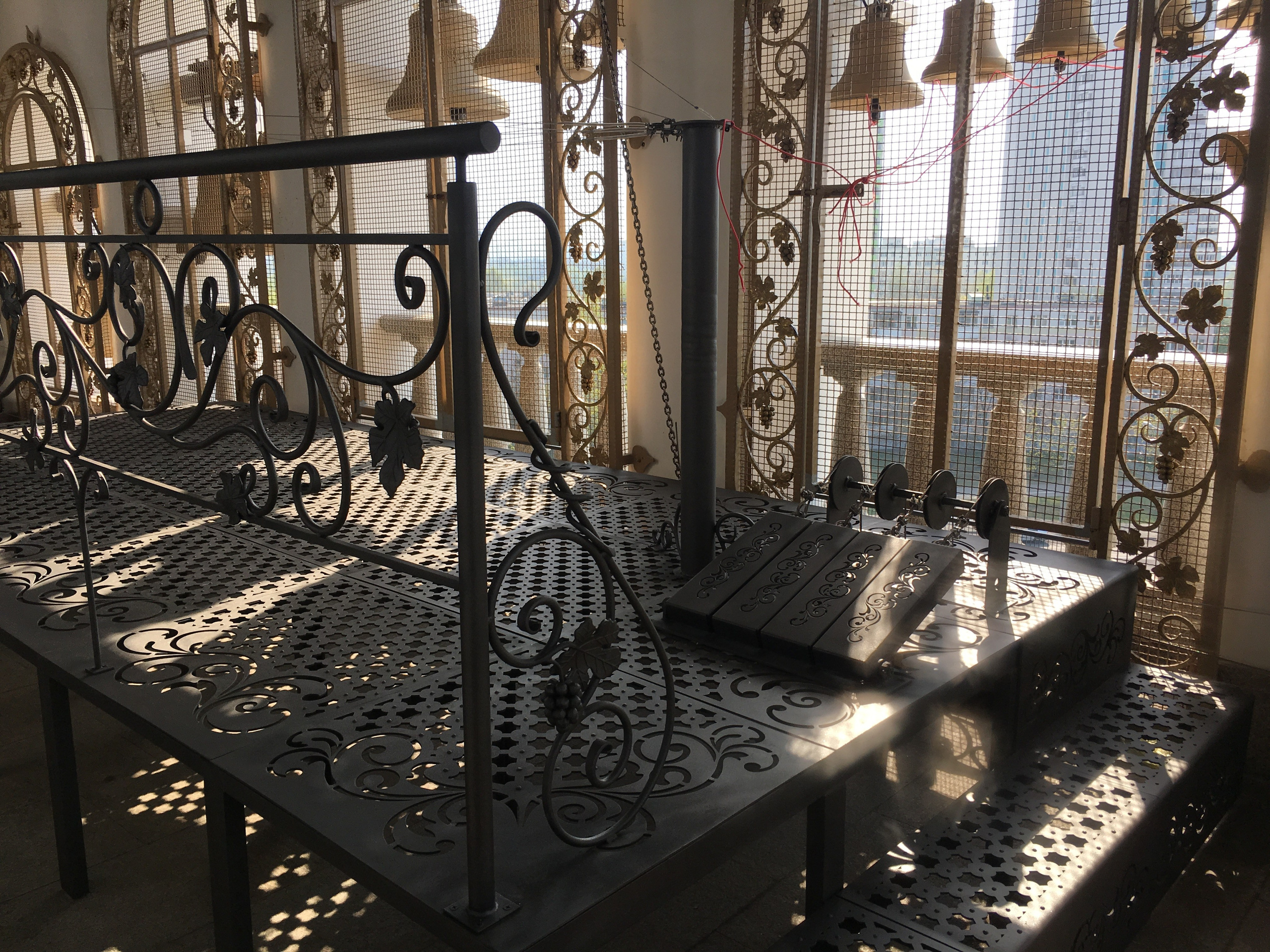 Подиум для звонаря с комплектом роликов и педалей колокольни Храма-памятника в честь Всех Святых и в память о жертвах, спасению Отечества нашего послуживших в городе Минске Минской Епархии Белорусской Православной Церкви. 2019 г. Сталь, художественная ковка, лазерная резка, сварка