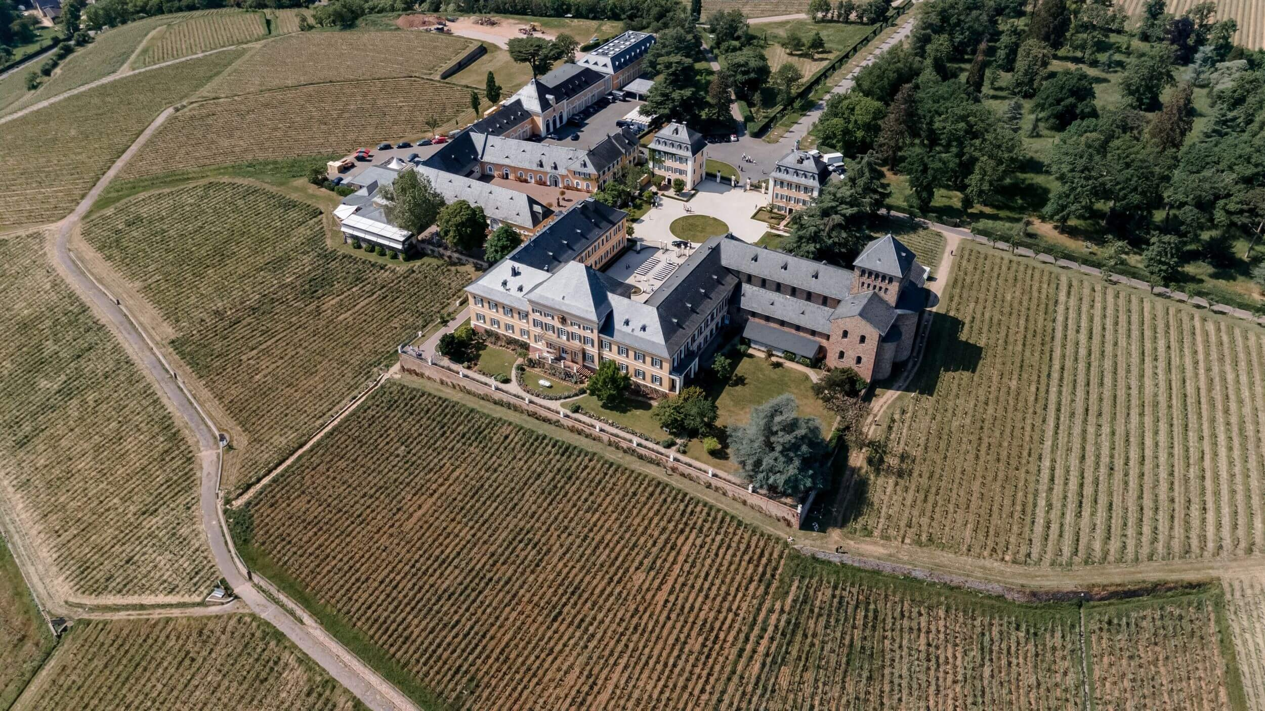 Church Wedding in Wiesbaden and Celebration at Brentanoscheune. Wedding photographer & videographer in Germany and Frankfurt | Denis Mirosnik