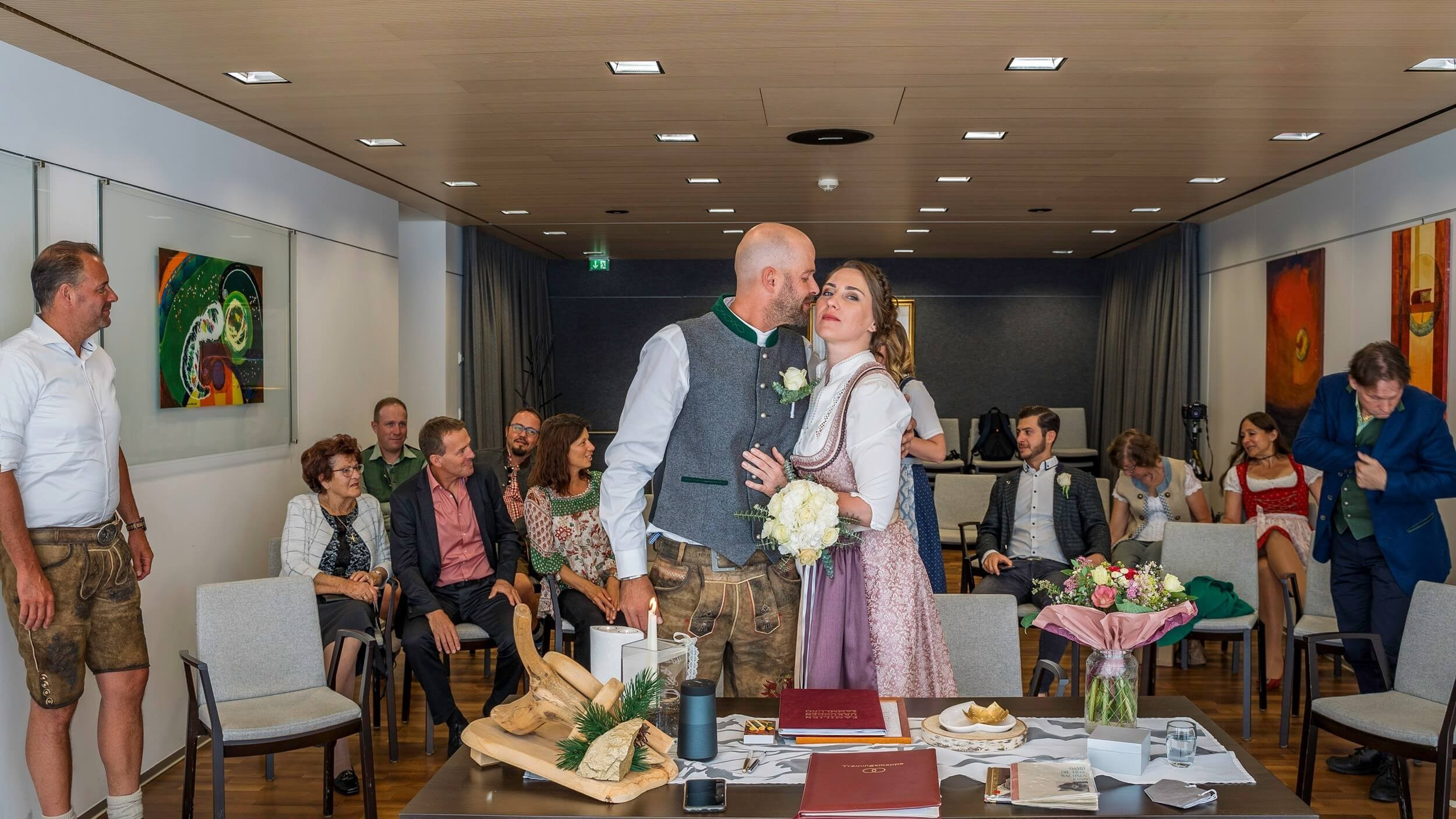 Standesamtliche Trauung in Sölden mit Gästen und Brautpaar im Zeremonieraum.