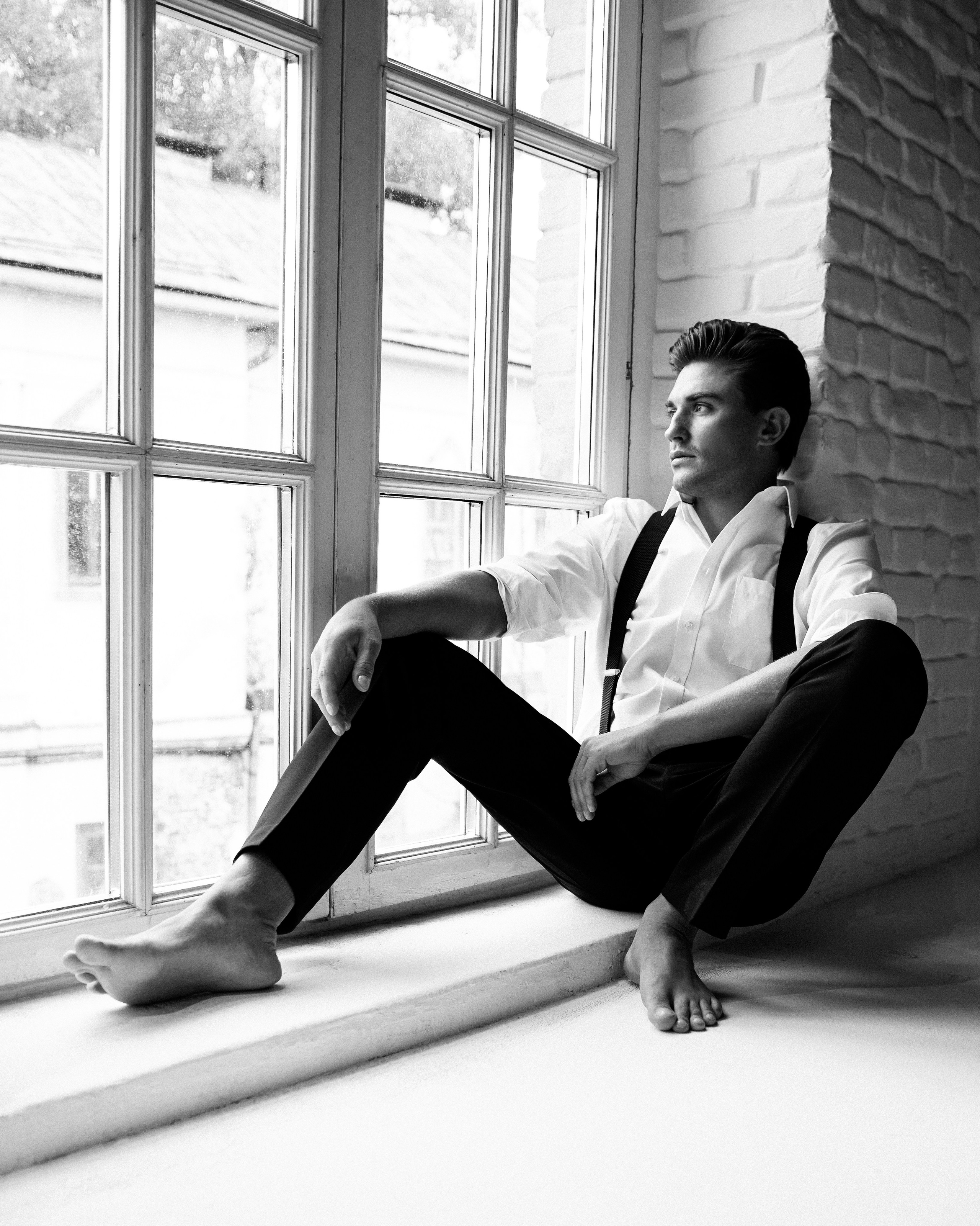retrato masculino en estudio con iluminación dramática profesional en Valencia