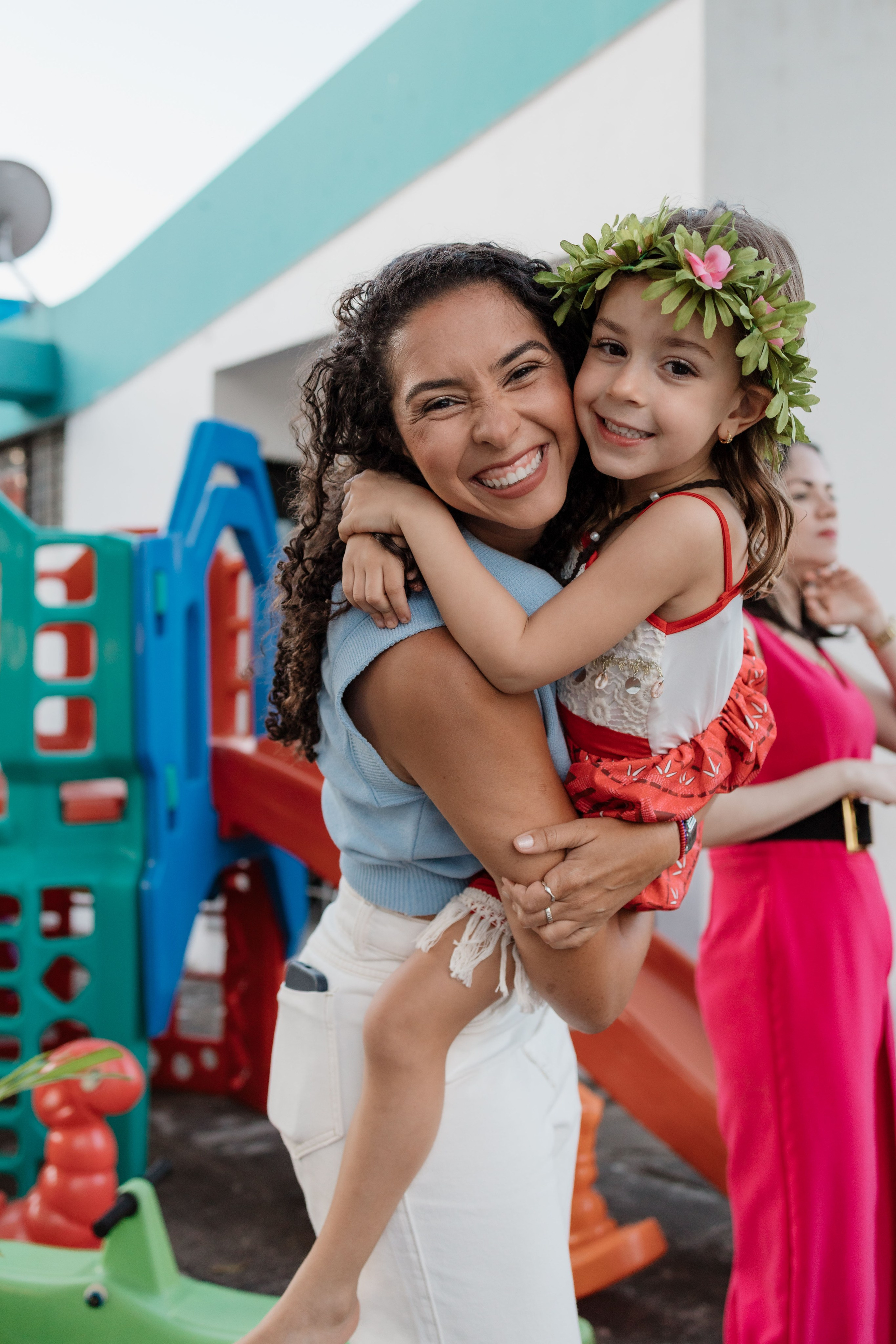 Tia com sobrinha em festa de 5 anos