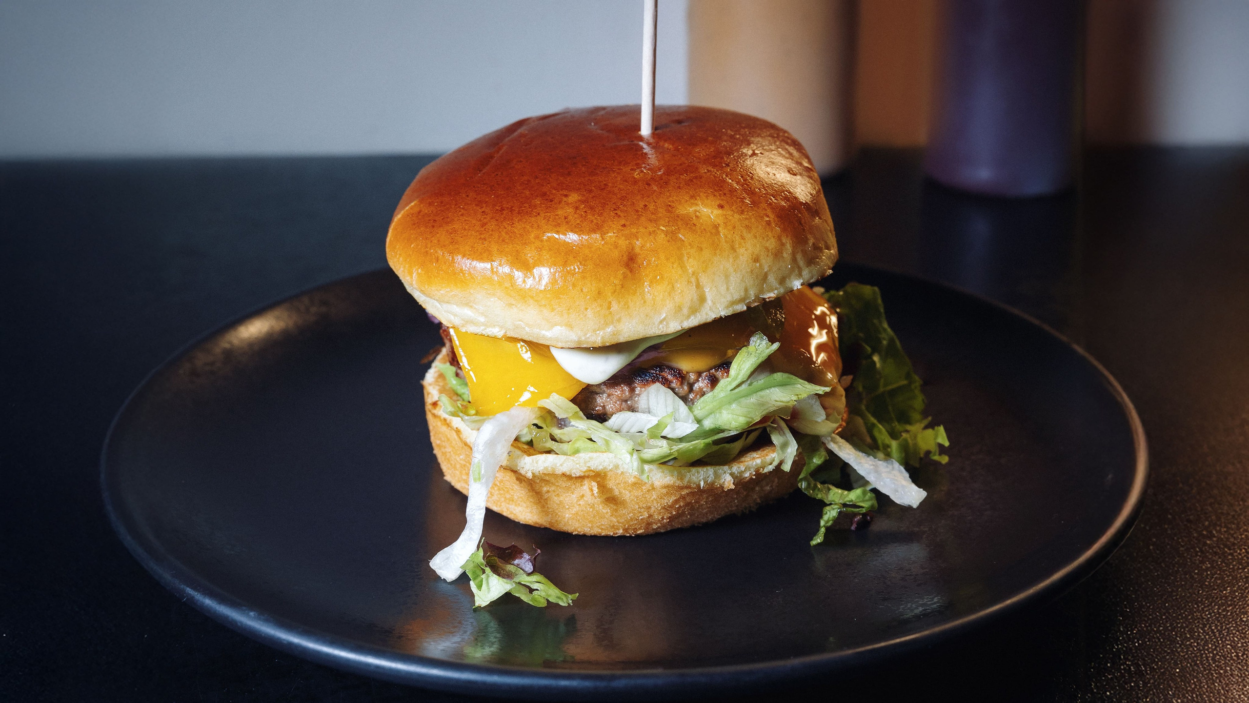 "Delicious cheeseburger on a plate – professional food photography by 808Media for restaurants in Innsbruck and Tyrol"