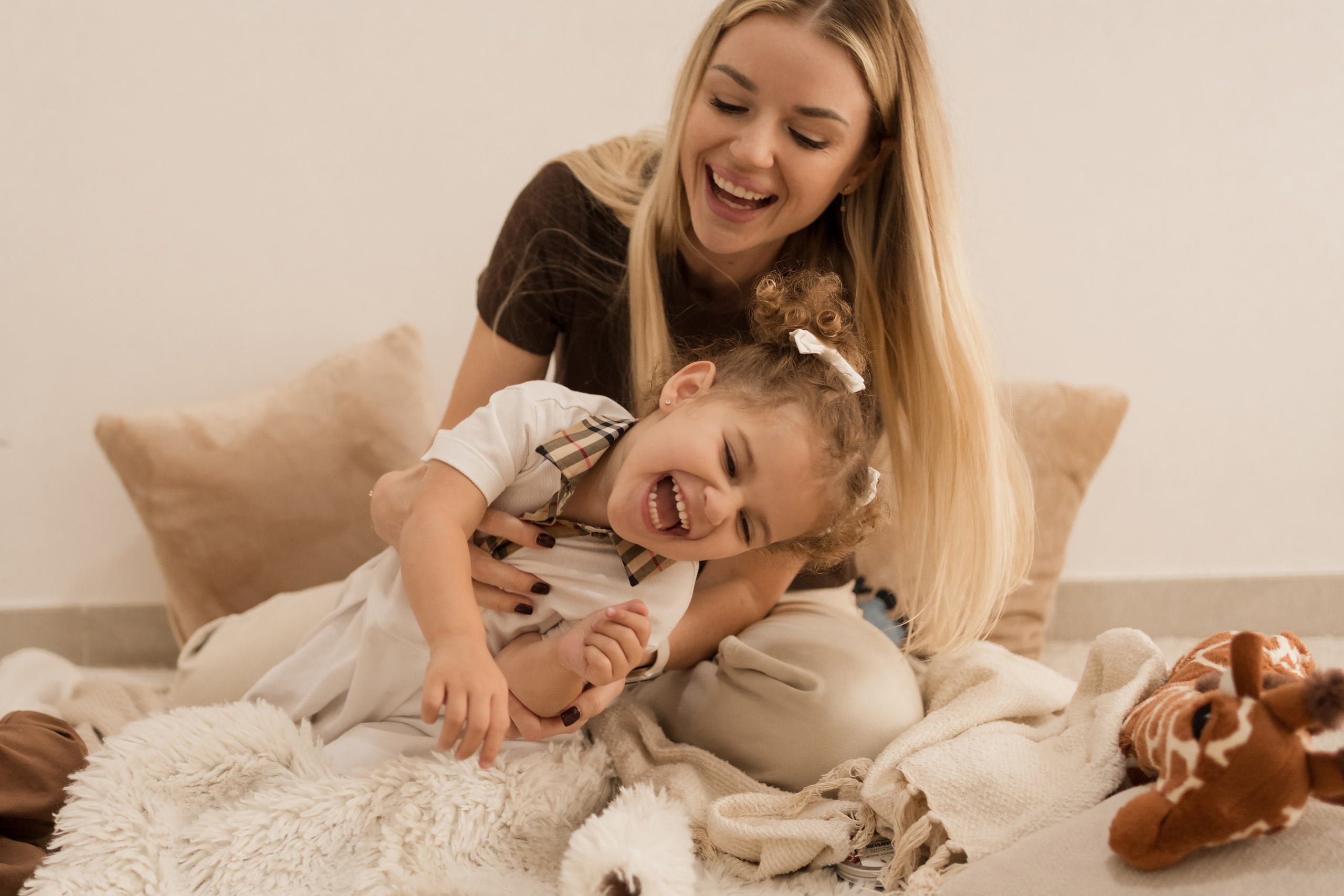 Home studio session — fun and giggles!. Angela Iakovleva — Family Photographer in Dubai