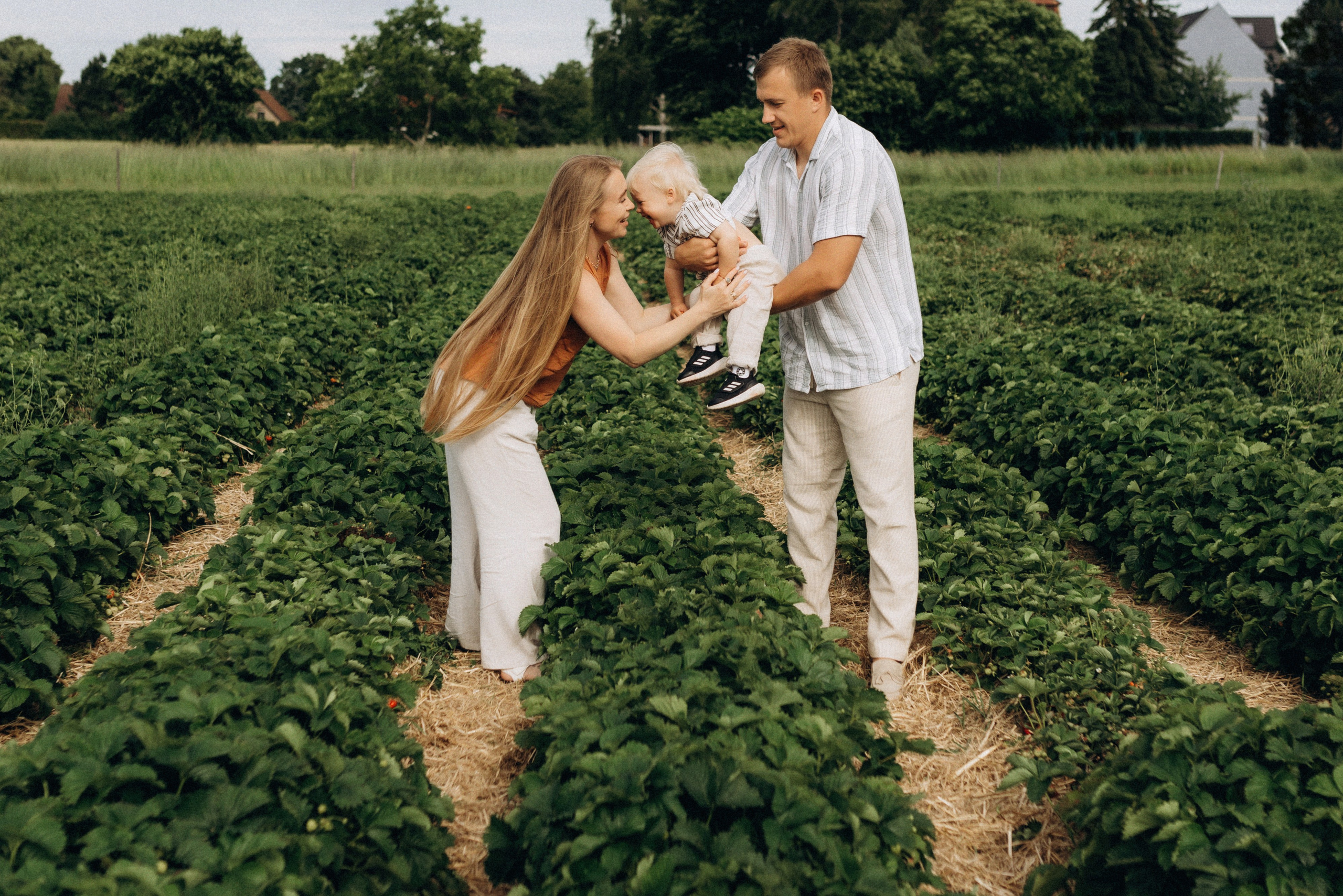 Семейная фотосессия в клубнике. Семейный фотограф Лейпциг, Германия