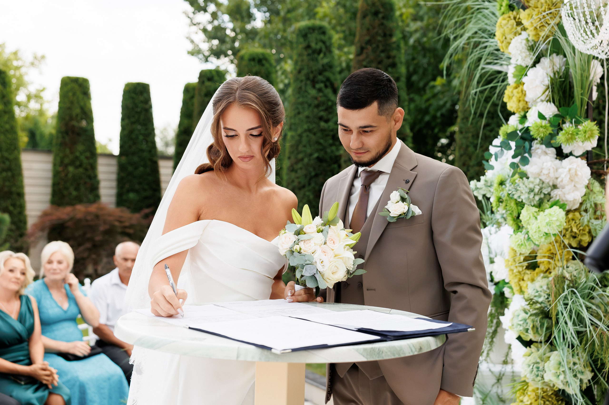 Eugen & Livia — Grand Elysee — Wedding Day. Servicii Foto și Video 067188353