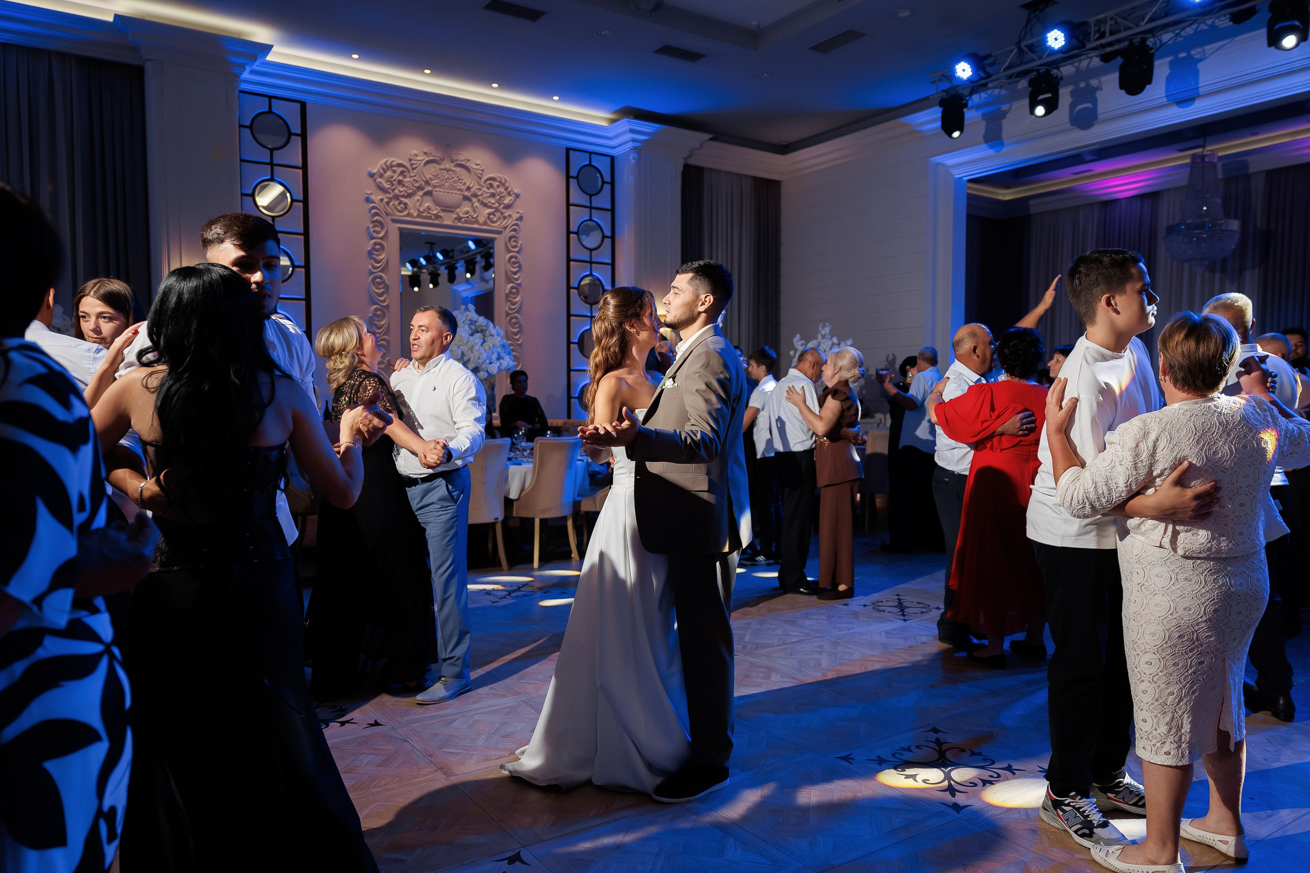 Eugen & Livia — Grand Elysee — Wedding Day. Servicii Foto și Video 067188353