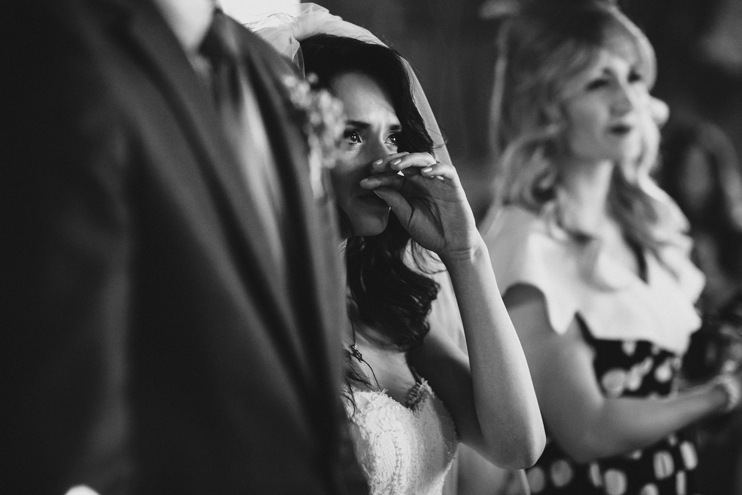 Фотограф в Ирландии чёрно-белая самые красивые фотки церковь венчание жених невеста любовь гости слезы