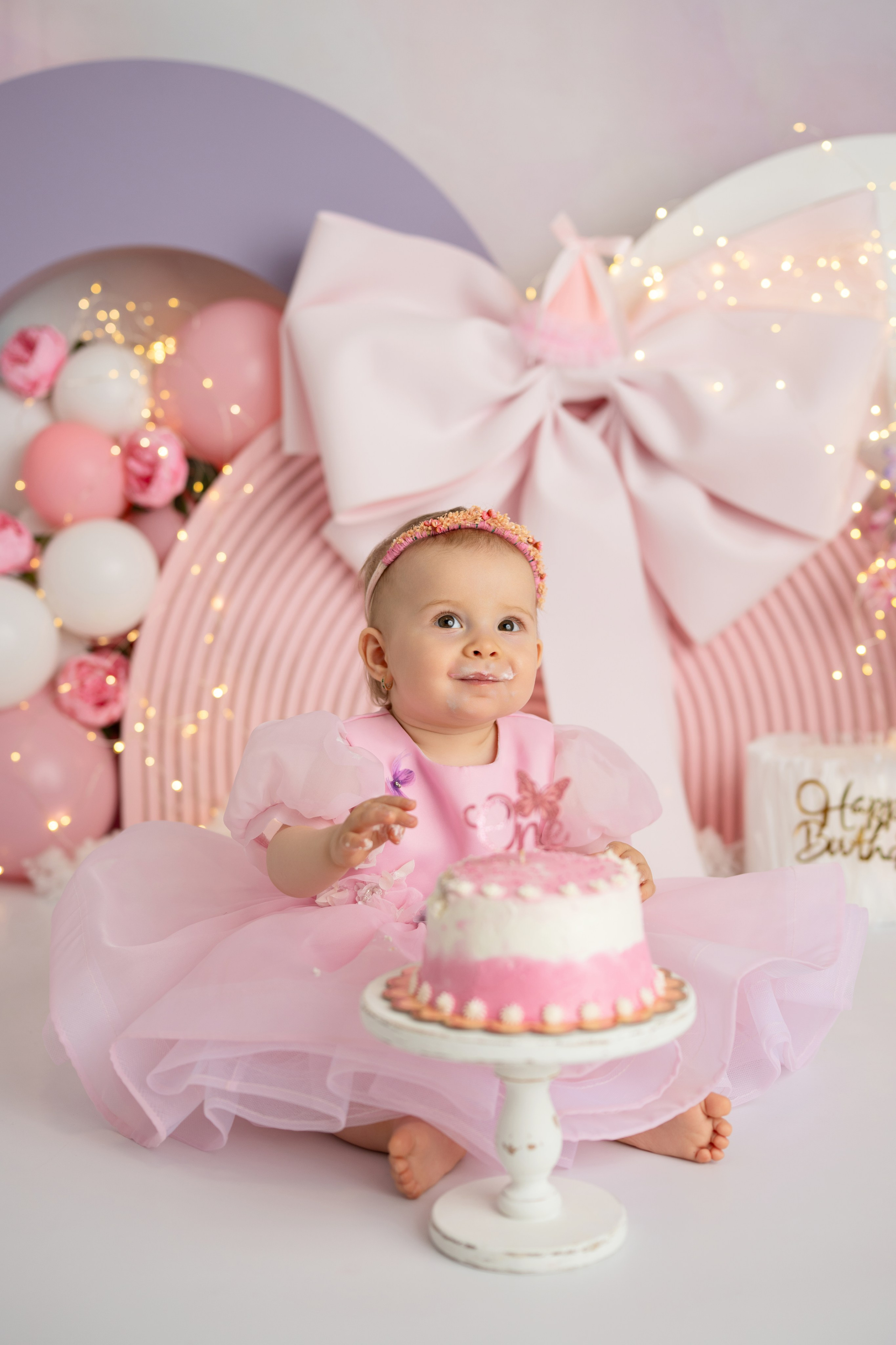 Smash the cake. Photographer Claudia Jidovineantu