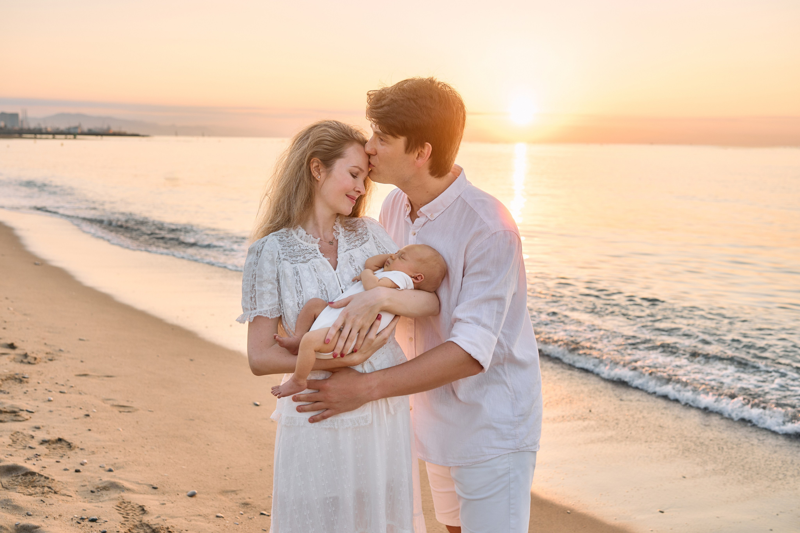 Description of the beach and sea location for a love-story or individual photo shoot in Barcelona, examples of photos. POSTCARD.BCN Photographer Kate in Barcelona. Love-story, family or individual photo shoots
