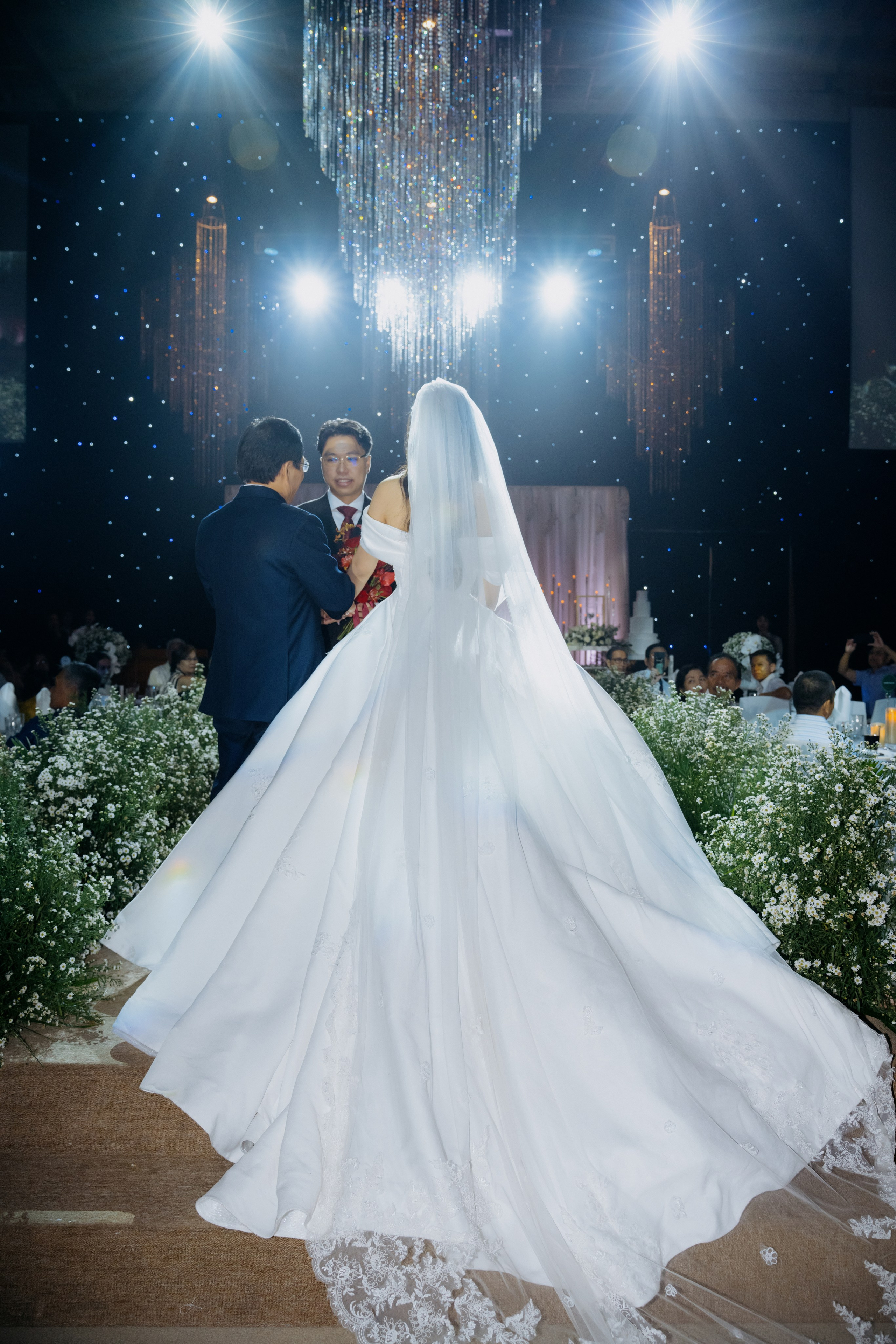 DAT & TU / Wedding Party. Saigon Wedding Present | Art Beyond Moments