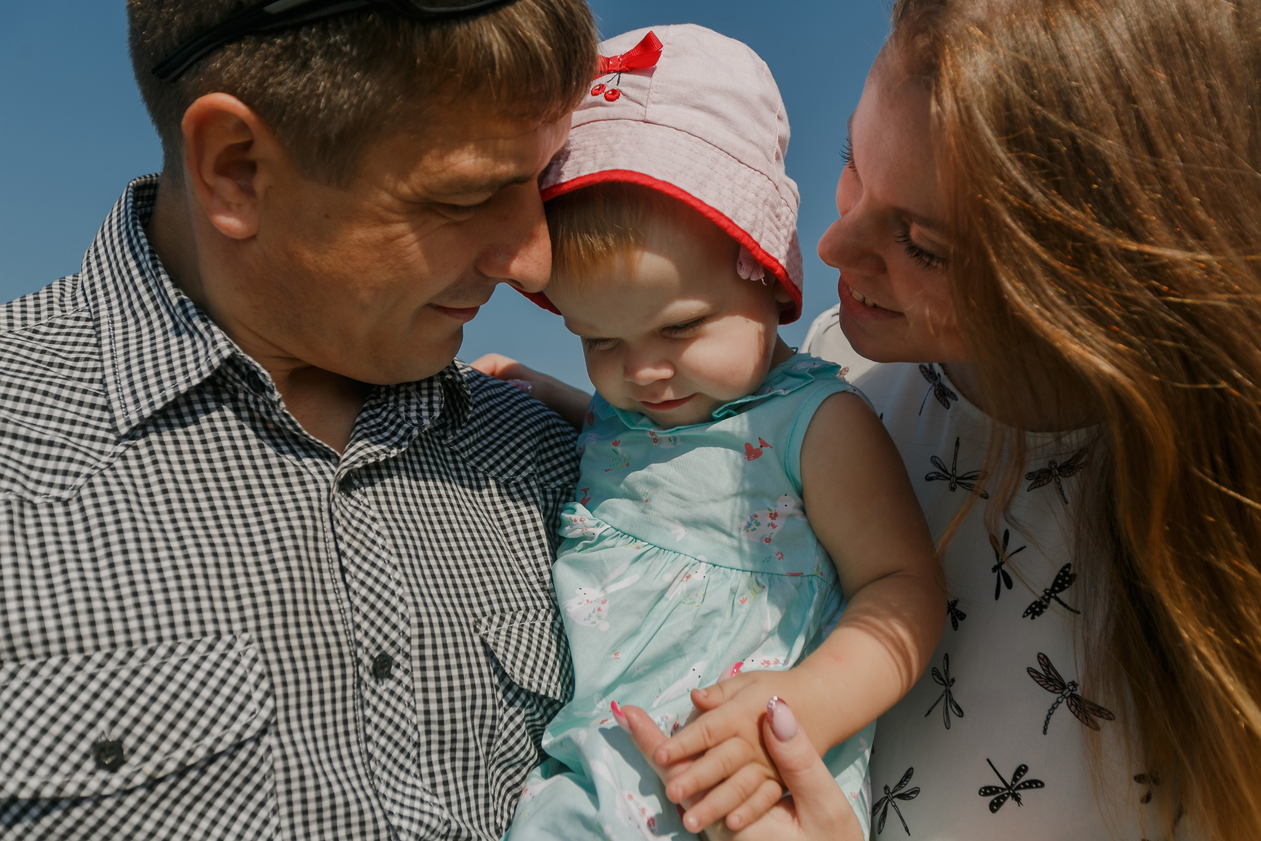 Familia volando una cometa en el lago y comiendo donas. Fotógrafo de retrato, familia y reportajes en Valencia | España | Europa Vitalii Lumier