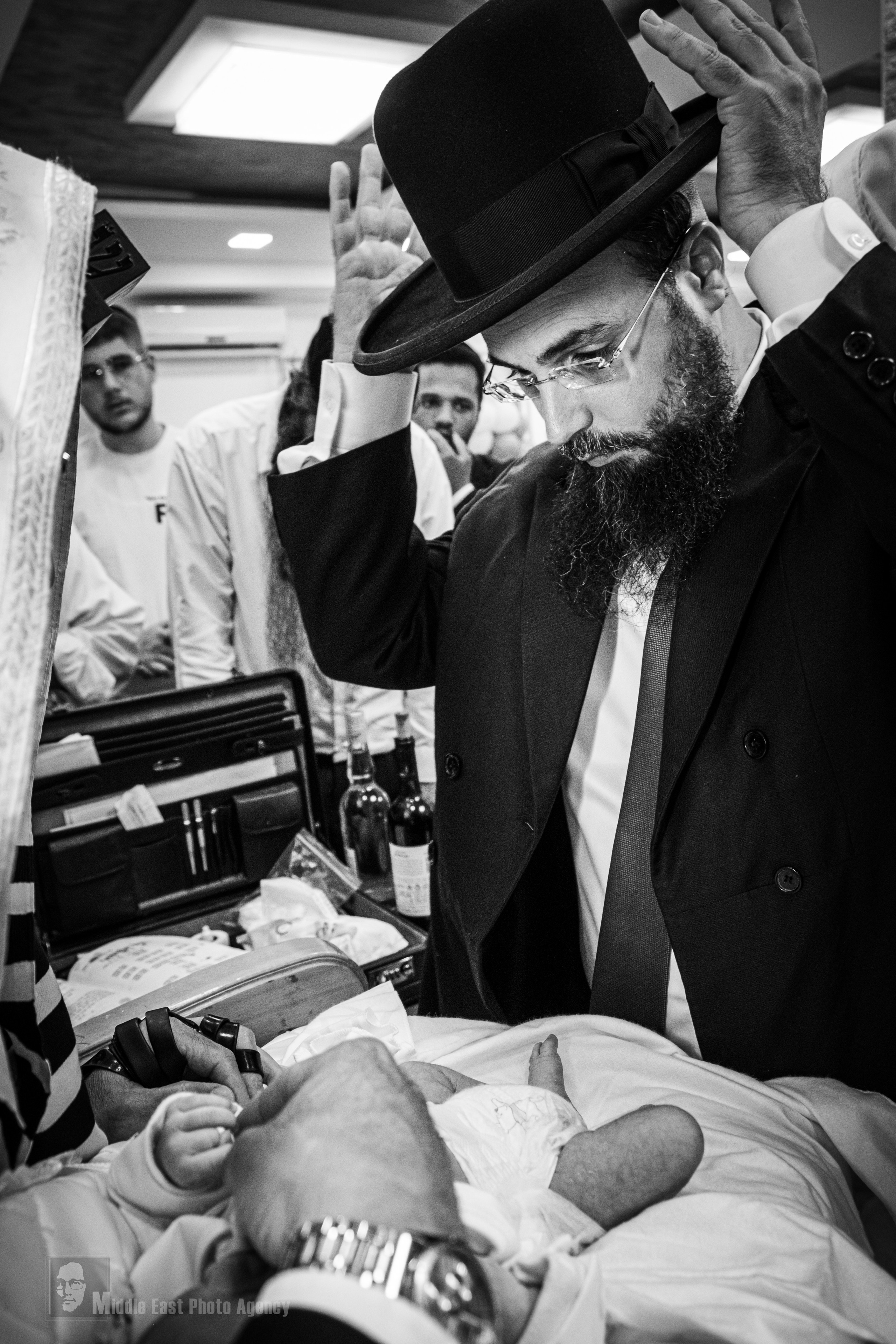 ‏ברית מילה. Middle East Photo Agency — Photography & Event Magnets — סוכנות צילום והדפסת מגנטים לאירועים