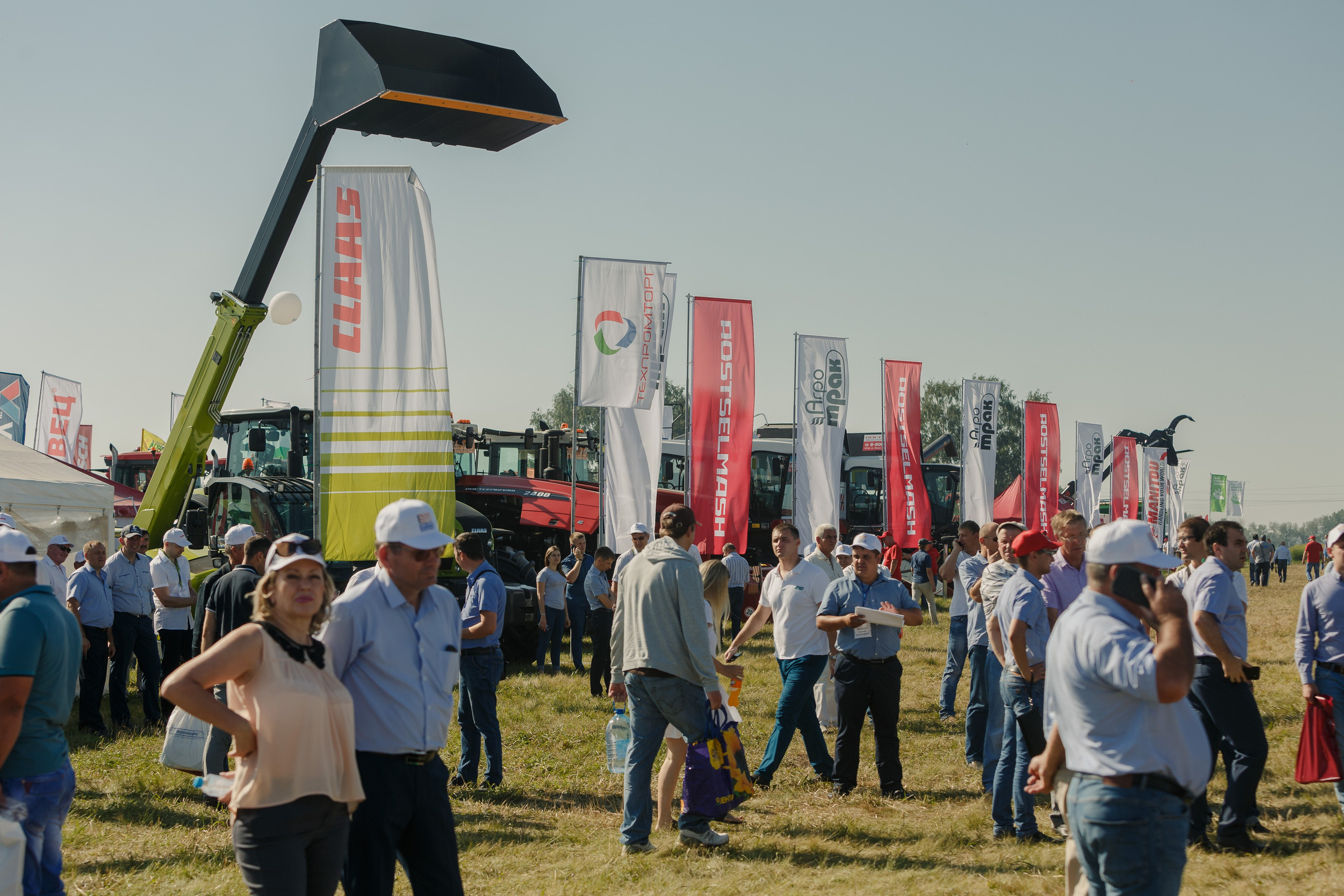 Exposición de maquinaria agrícola. Fotógrafo de retrato, familia y reportajes en Valencia | España | Europa Vitalii Lumier