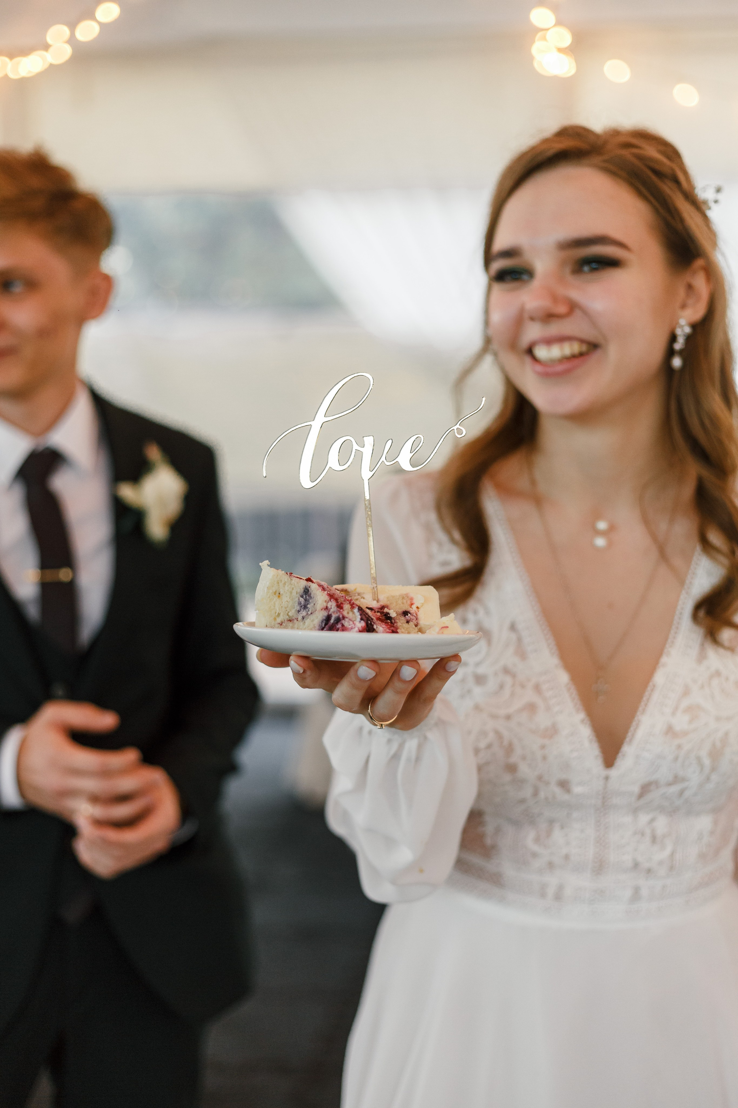 Novia y novio atrevidos con el telón de fondo de un auto viejo. Fotógrafo de retrato, familia y reportajes en Valencia | España | Europa Vitalii Lumier