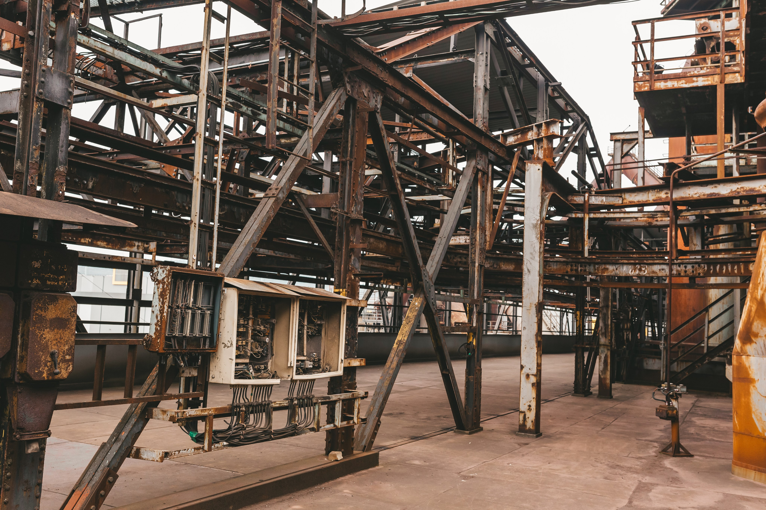 Пространство между цехами с остатками оборудования и перегородками.