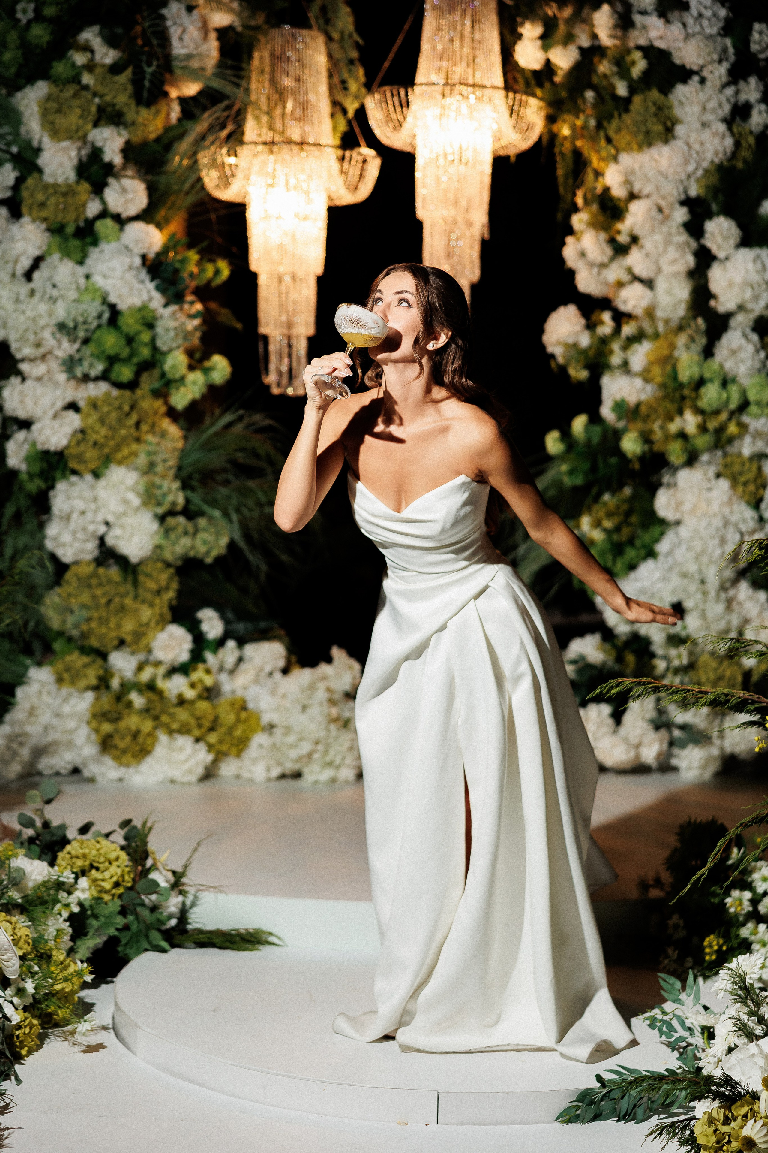 Eugen & Livia — Grand Elysee — Wedding Day. Servicii Foto și Video 067188353