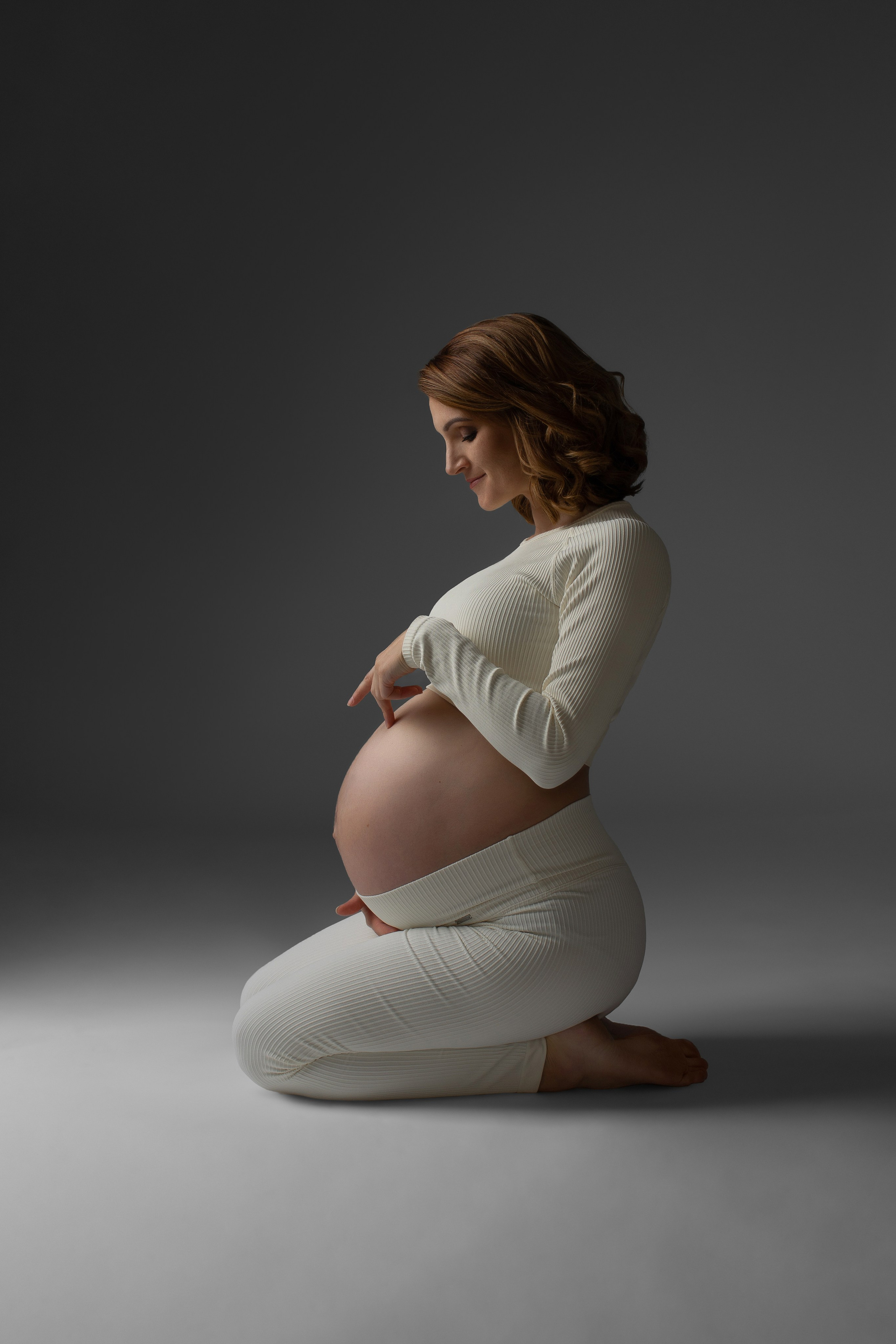 Studiofotografie, Schwangerschaft, Schwangerschaftsshooting, Fotoshooting Babybauch, Babybauchshooting, Osnabrück, Porträt, minimalistisch, schwarz-weiß, Osnabrueck, Fotograf Osnabrück, Fotografin Osnabrück