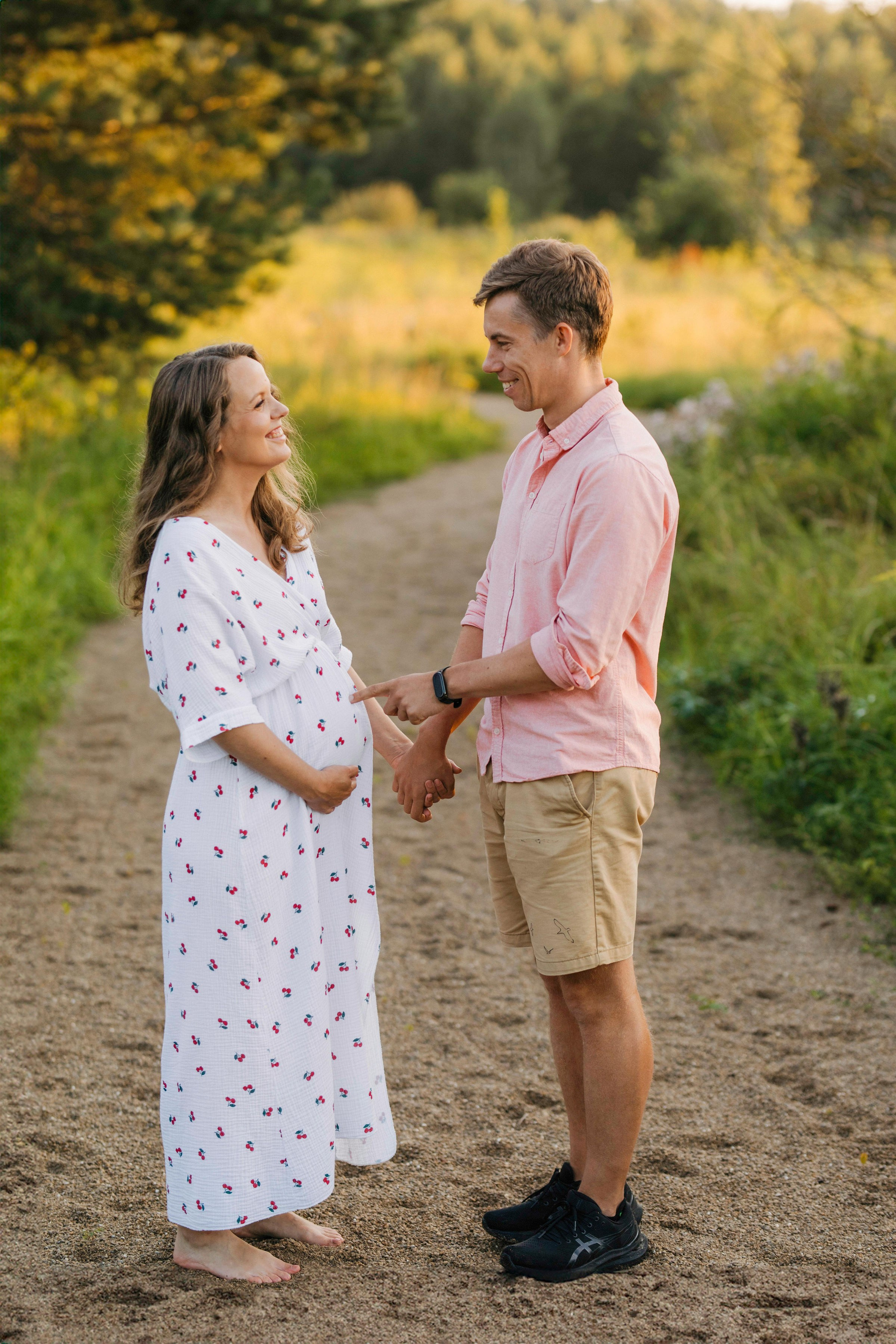 VIKTORIJA IR LINAS | LAUKIMO FOTOSESIJA PIEVOJE. Vestuvių ir nėščiųjų fotografė Raminta Razmaitė