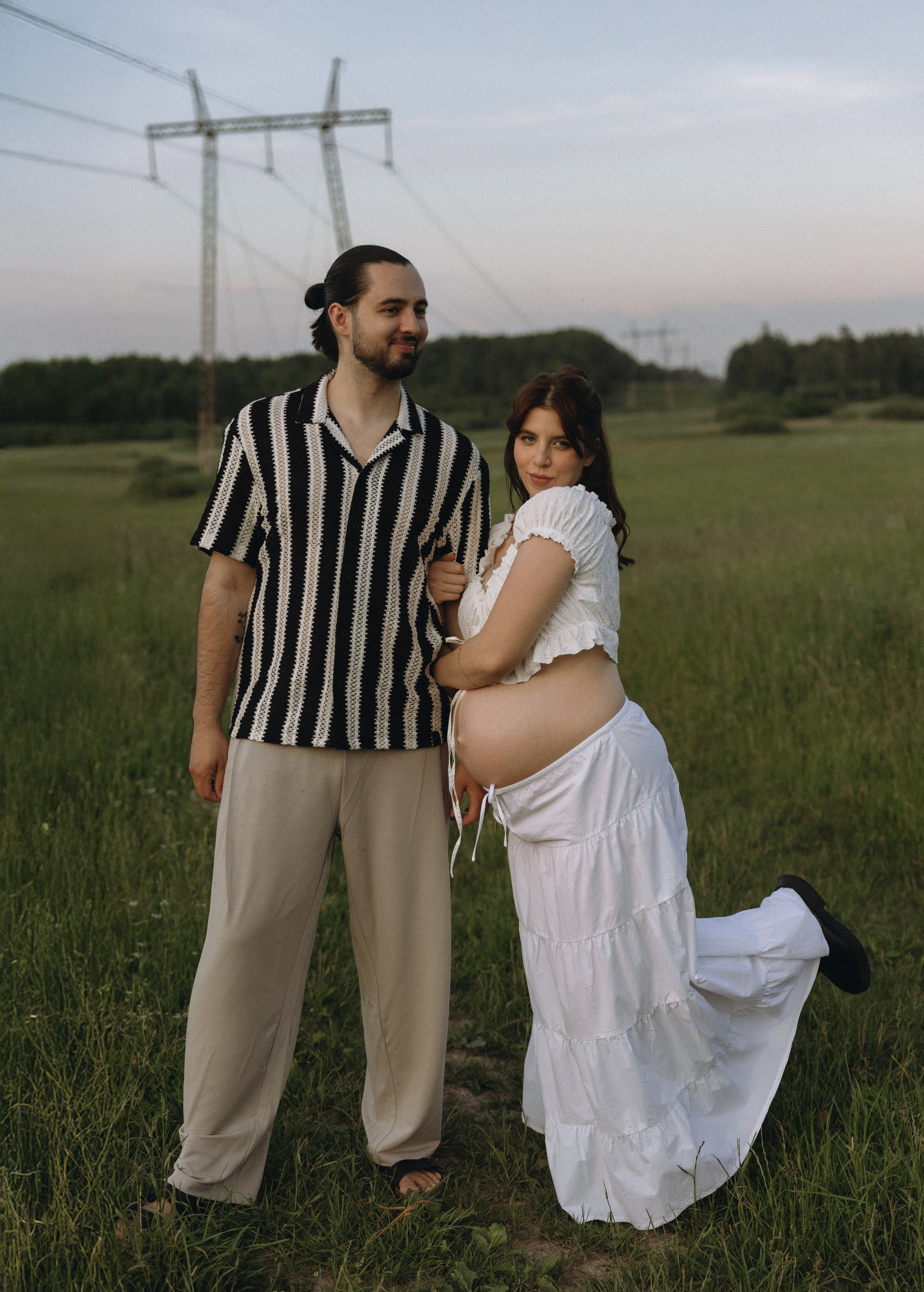 Lera & Maksim | laukimo fotosesija pievoje saulei besileidžiant. Vestuvių ir šeimų fotografė Lena Bondarenko / belove photo