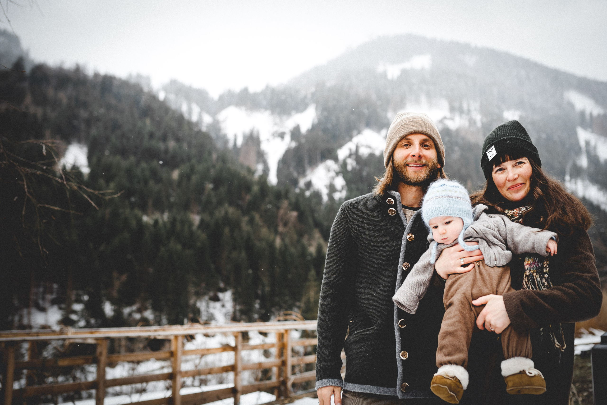  Ein Familienporträt vor dem Hintergrund der schneebedeckten Berge